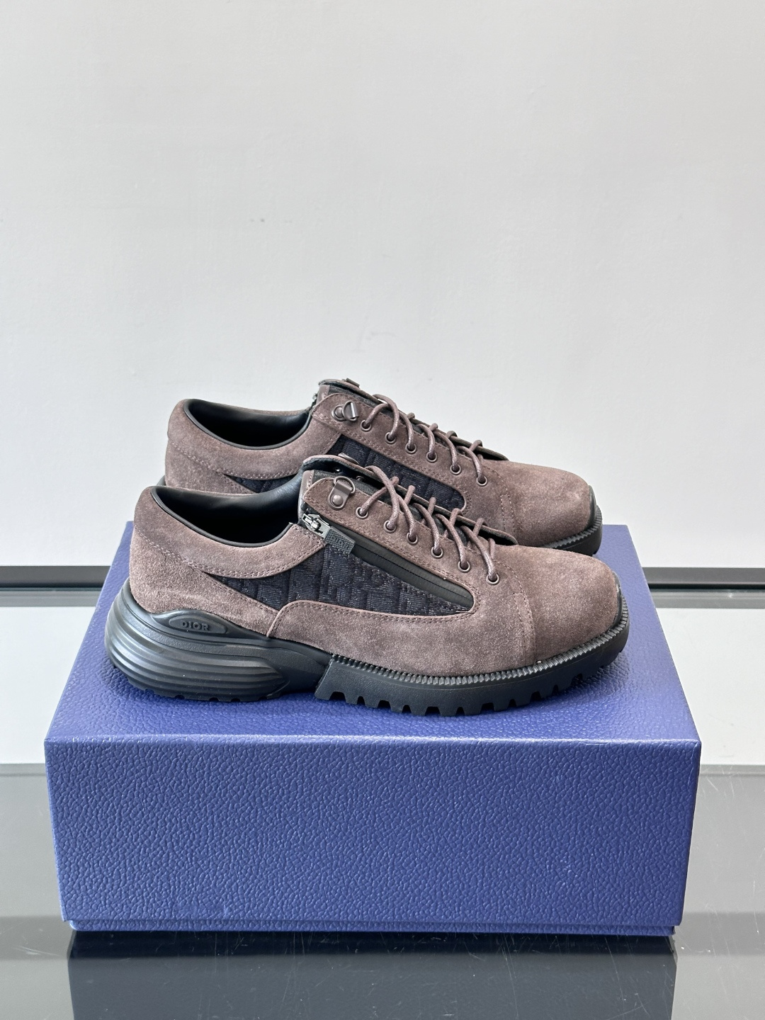 Dior Combat德比鞋迪奥Combat德比鞋，黑色小牛皮+Dior Oblique刺绣，辨识度超高