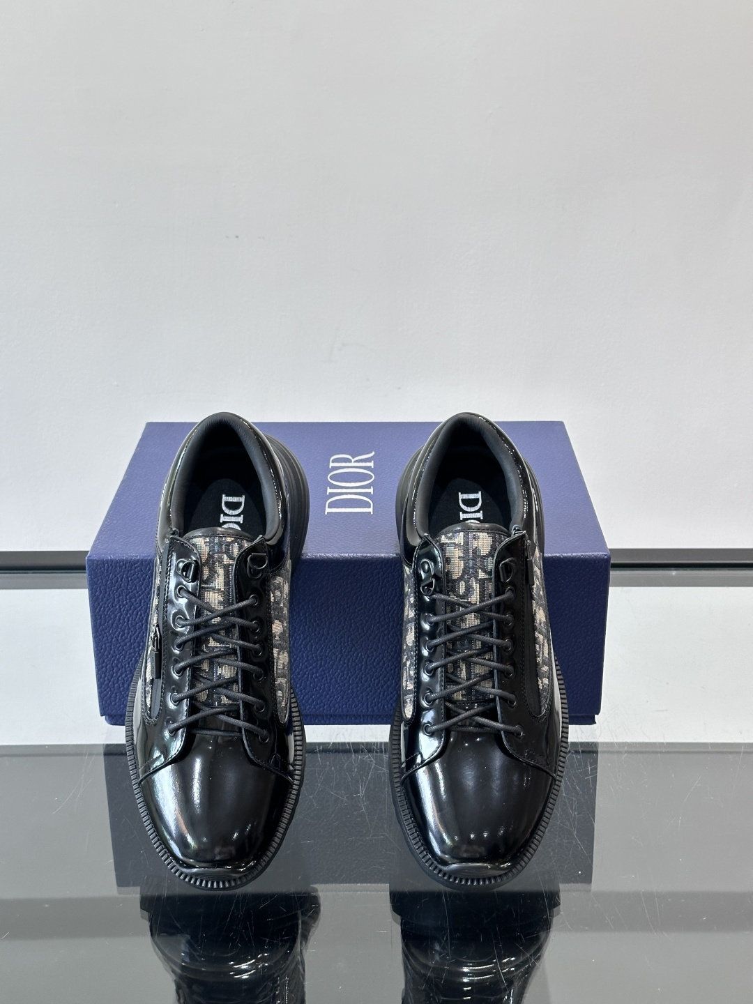 Dior Combat德比鞋迪奥Combat德比鞋，黑色小牛皮+Dior Oblique刺绣，辨识度超高