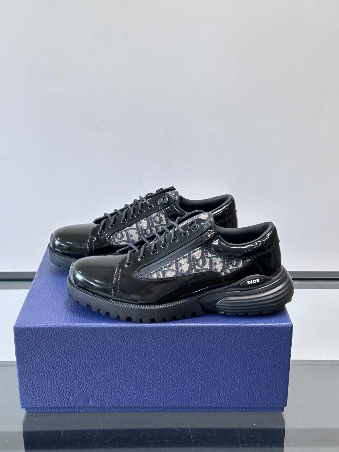 Dior Combat德比鞋迪奥Combat德比鞋，黑色小牛皮+Dior Oblique刺绣，辨识度超高