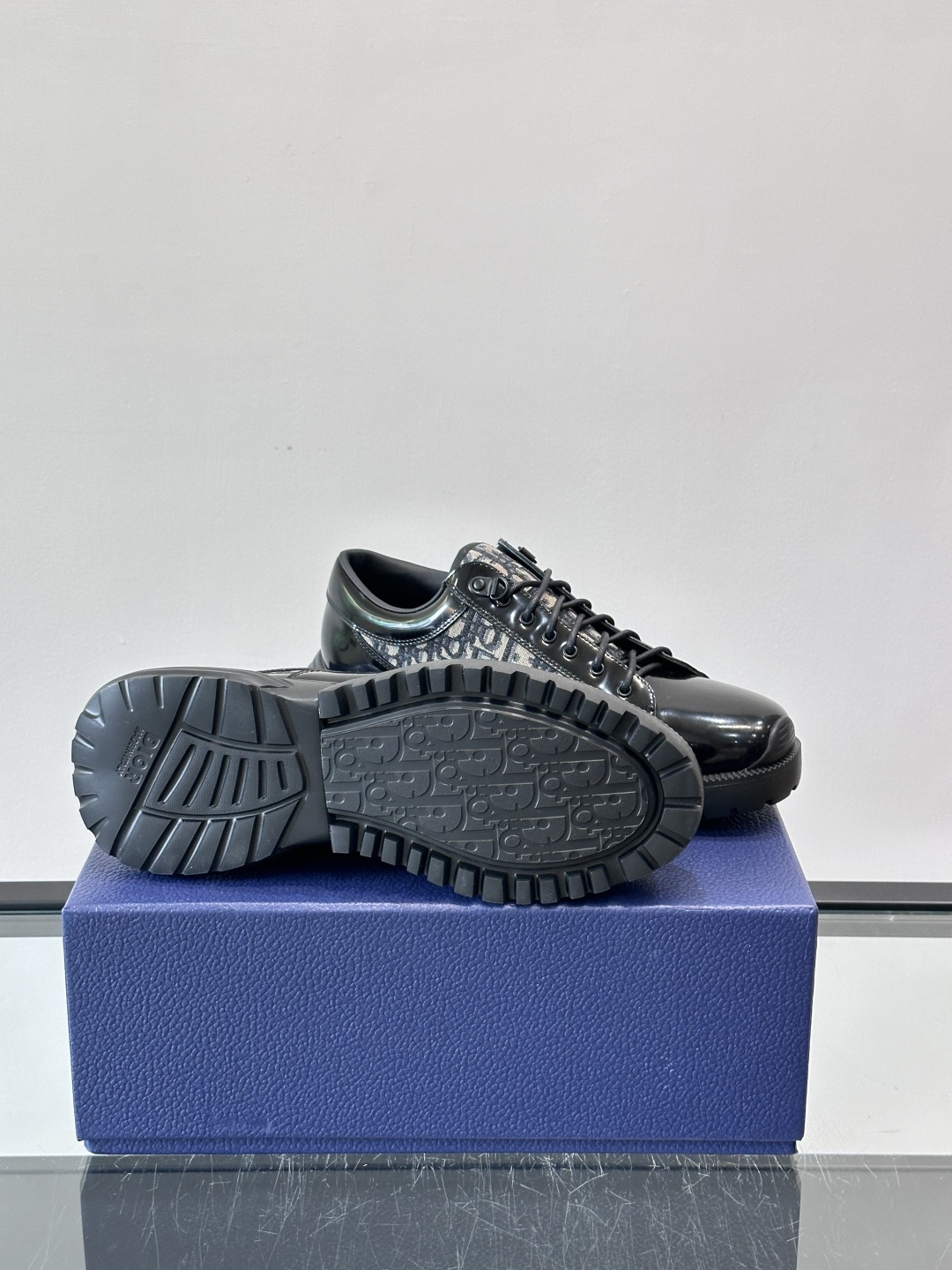 Dior Combat德比鞋迪奥Combat德比鞋，黑色小牛皮+Dior Oblique刺绣，辨识度超高