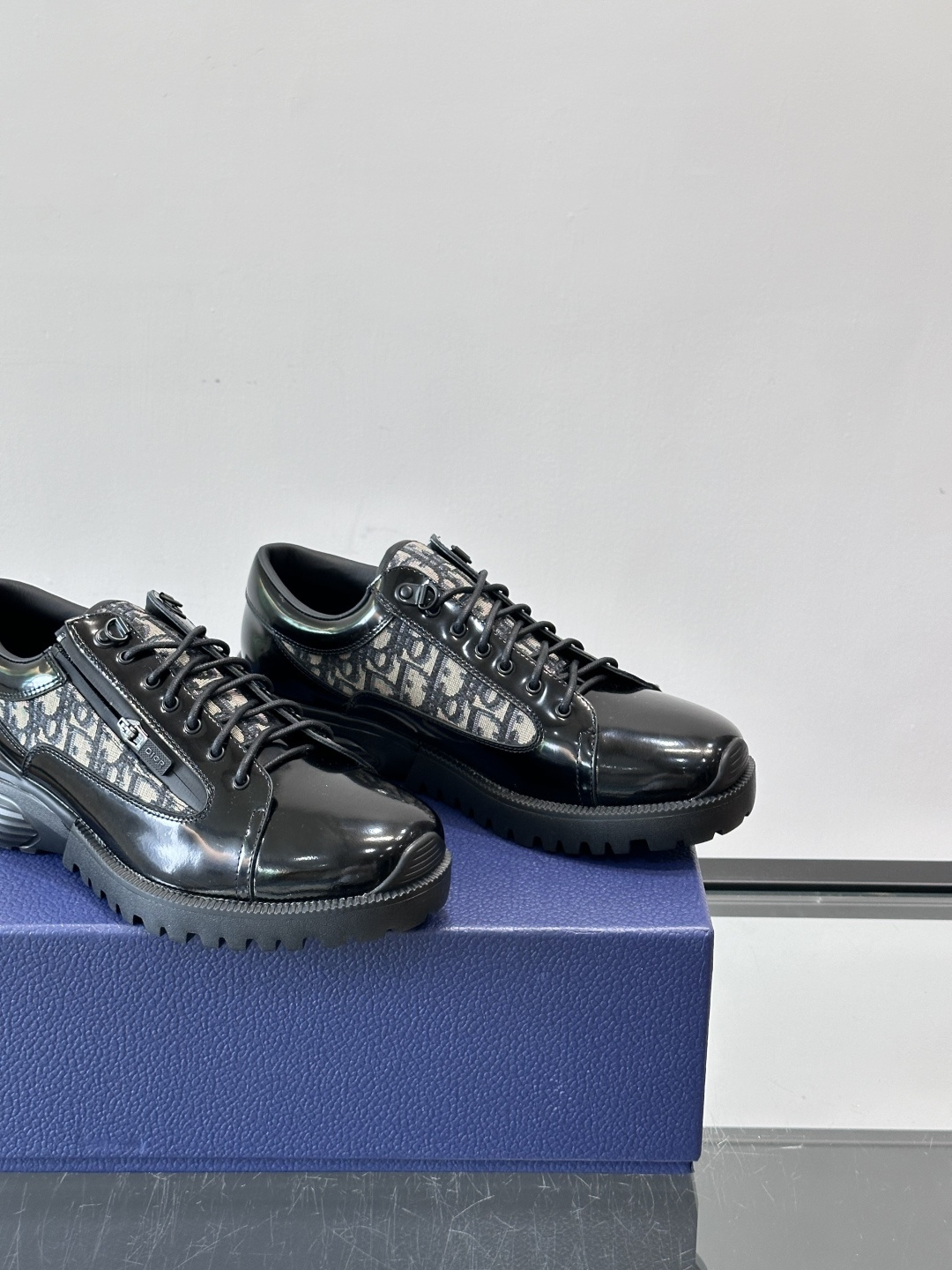 Dior Combat德比鞋迪奥Combat德比鞋，黑色小牛皮+Dior Oblique刺绣，辨识度超高