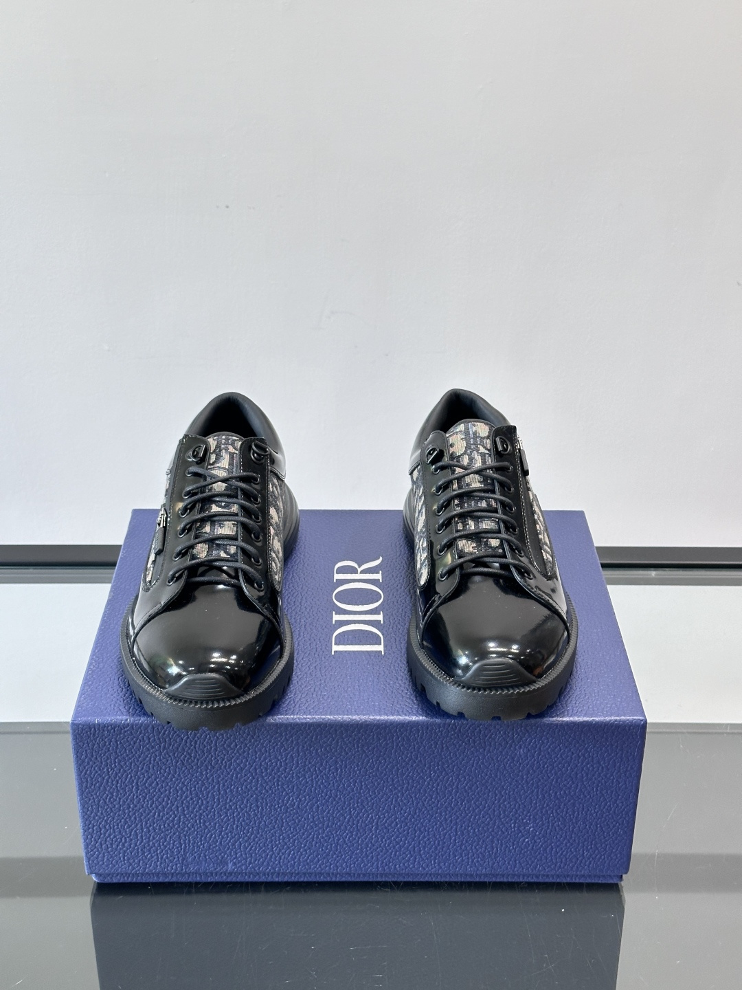 Dior Combat德比鞋迪奥Combat德比鞋，黑色小牛皮+Dior Oblique刺绣，辨识度超高