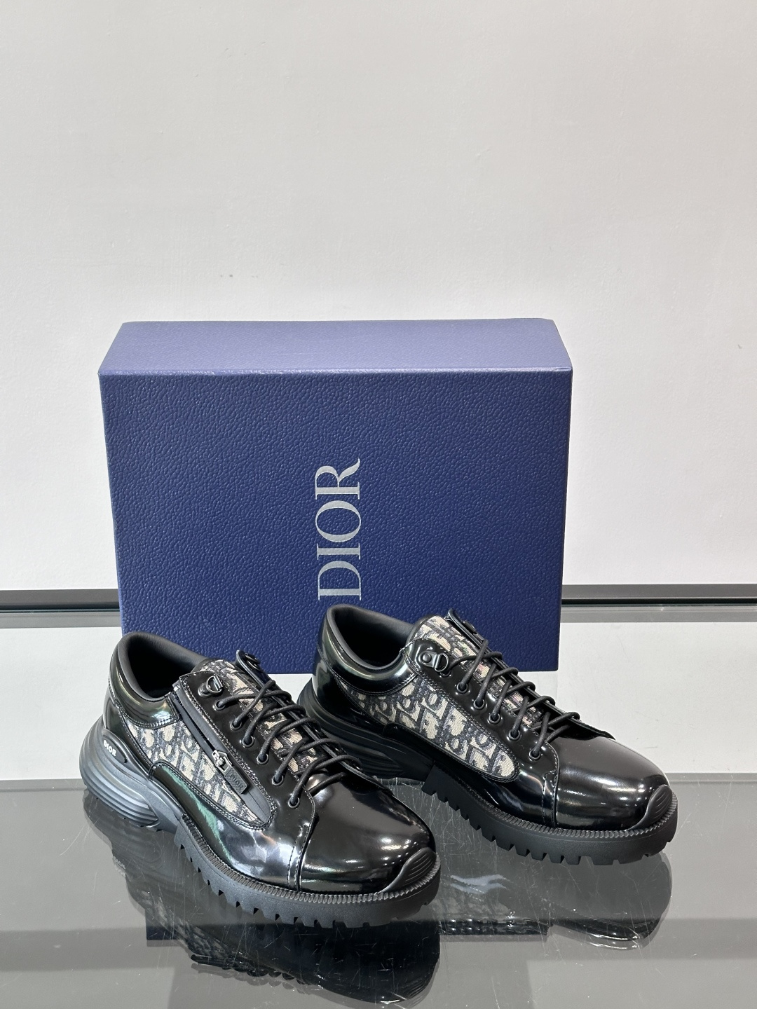 Dior Combat德比鞋迪奥Combat德比鞋，黑色小牛皮+Dior Oblique刺绣，辨识度超高