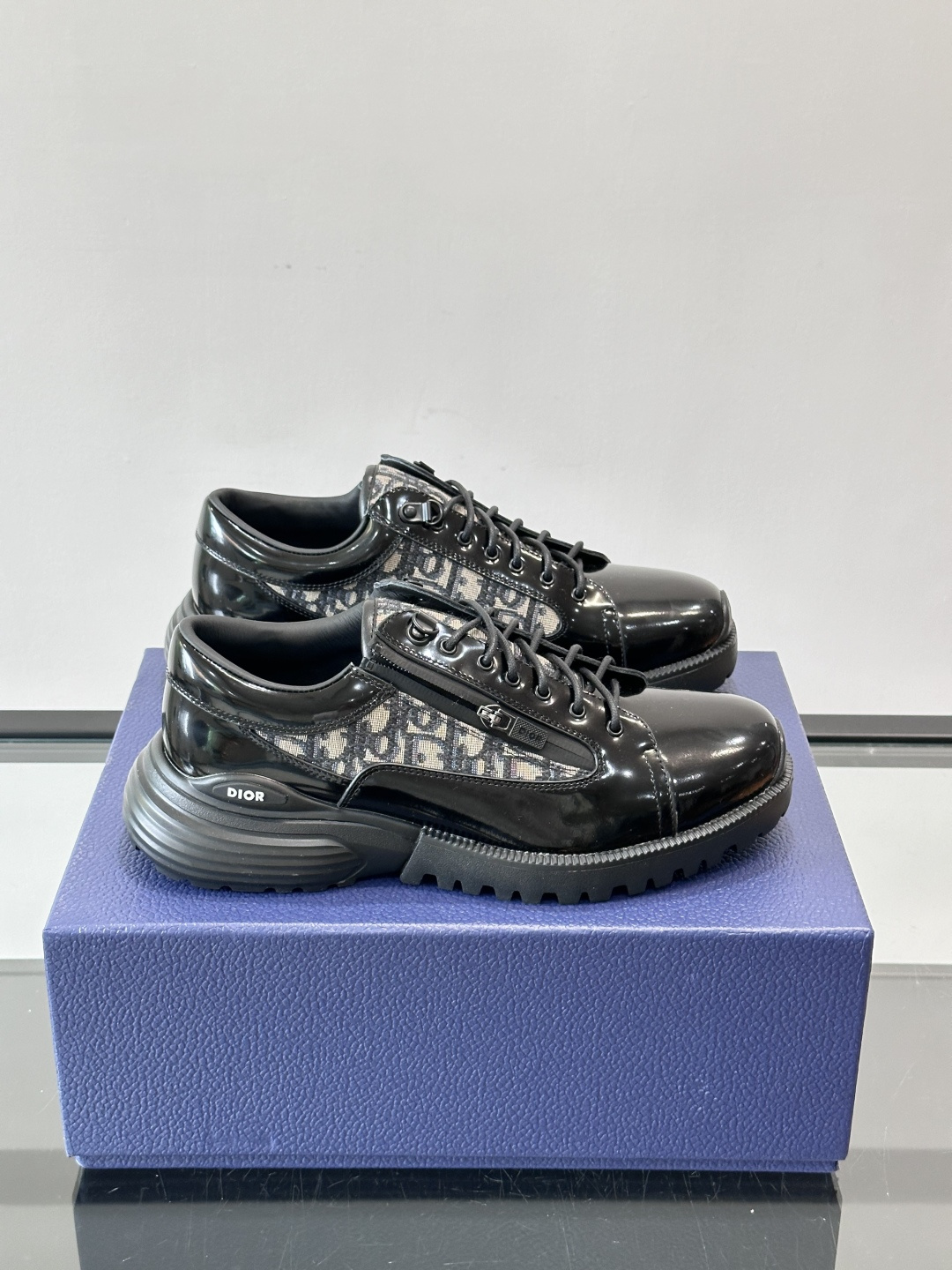 Dior Combat德比鞋迪奥Combat德比鞋，黑色小牛皮+Dior Oblique刺绣，辨识度超高