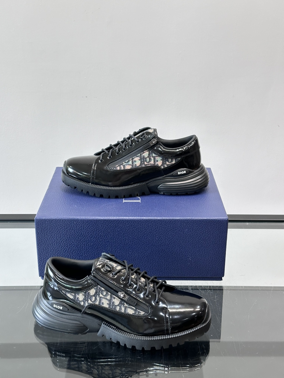 Dior Combat德比鞋迪奥Combat德比鞋，黑色小牛皮+Dior Oblique刺绣，辨识度超高