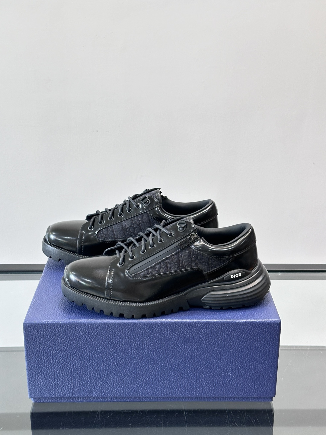 Dior Combat德比鞋迪奥Combat德比鞋，黑色小牛皮+Dior Oblique刺绣，辨识度超高