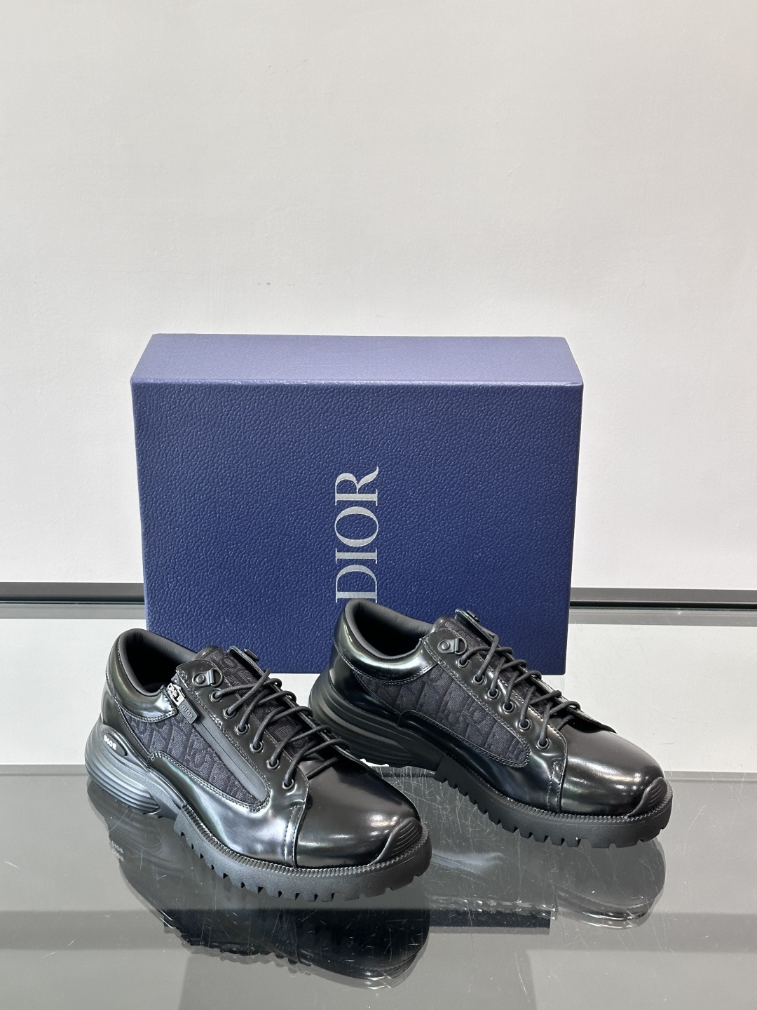 Dior Combat德比鞋迪奥Combat德比鞋，黑色小牛皮+Dior Oblique刺绣，辨识度超高