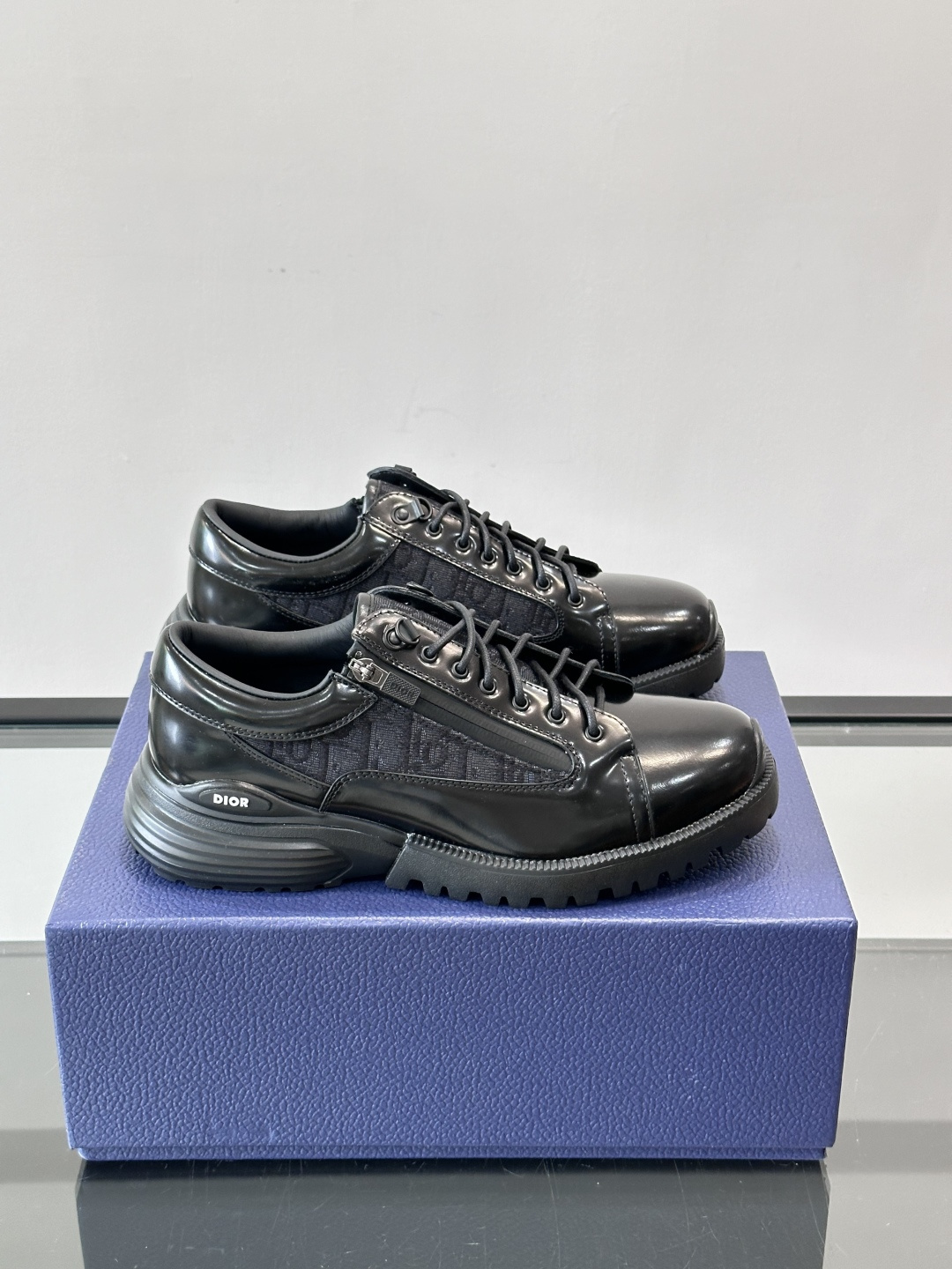 NO:575588,Dior Combat Derby Shoes Dior Combat Derby Shoes, black calfskin + Dior Oblique embroidery, highly recognizable. Shoelaces + technical zippers, easy to put on and take off, EVA hybrid soles are light and comfortable, sporty and fashionable, great for daily wear or sports, the perfect combination of high fashion and functionality., size39-44 (customized at 38.45), Dior leather shoes, dior, dior, cowhide19860909Dior Combat德比鞋迪奥Combat德比鞋,黑色小牛皮+Dior Oblique刺绣,辨识度超高.鞋带+科技拉链,穿脱方便,EVA混合鞋底轻盈舒适,运动感与时尚感兼具,日常穿搭或运动都很出彩,是高级时装与功能性的完美结合心. ,size39-44（38.45定制）,Dior皮鞋,dior,dior,cowhide,Men's shoes