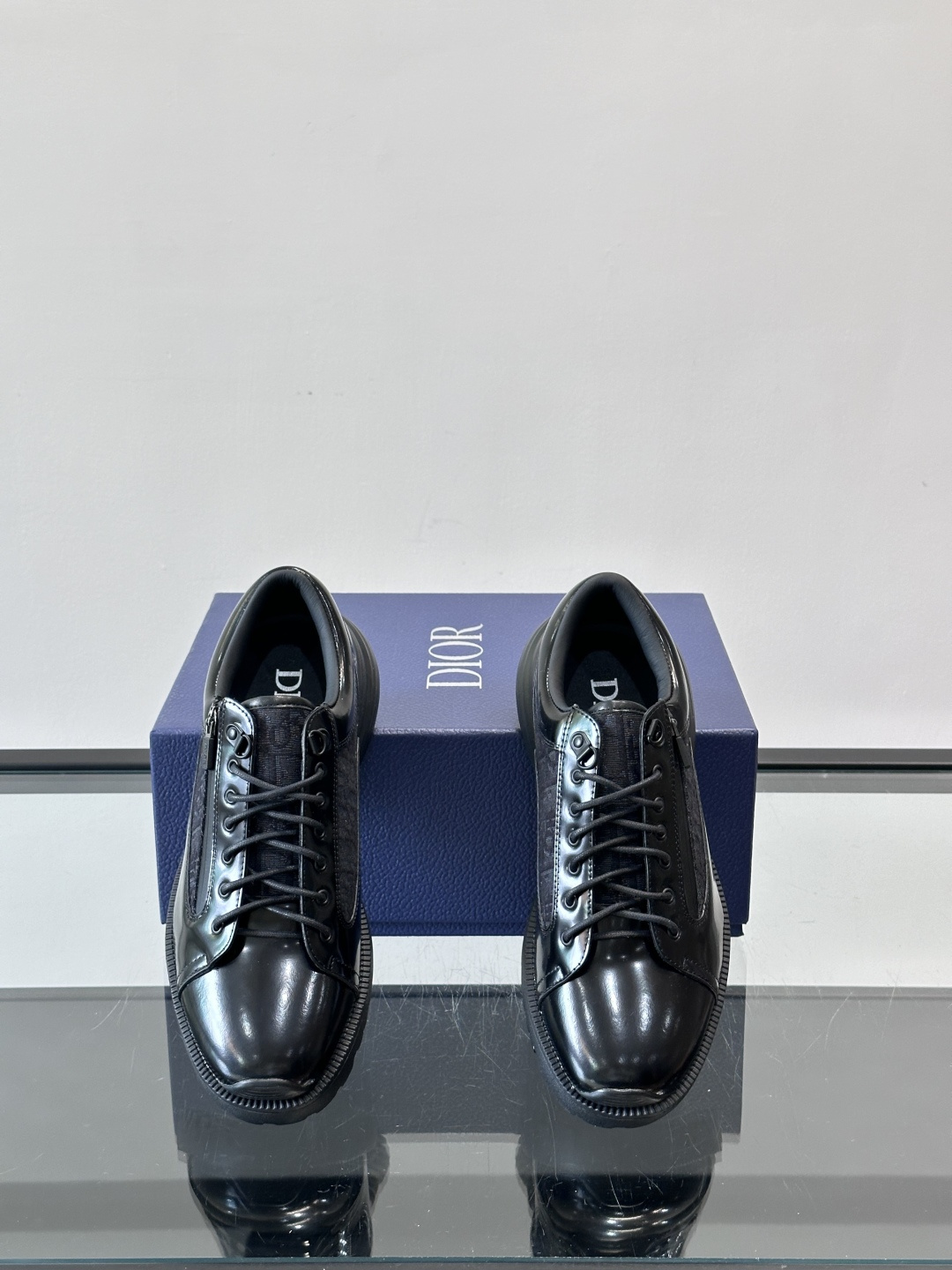 Dior Combat德比鞋迪奥Combat德比鞋，黑色小牛皮+Dior Oblique刺绣，辨识度超高