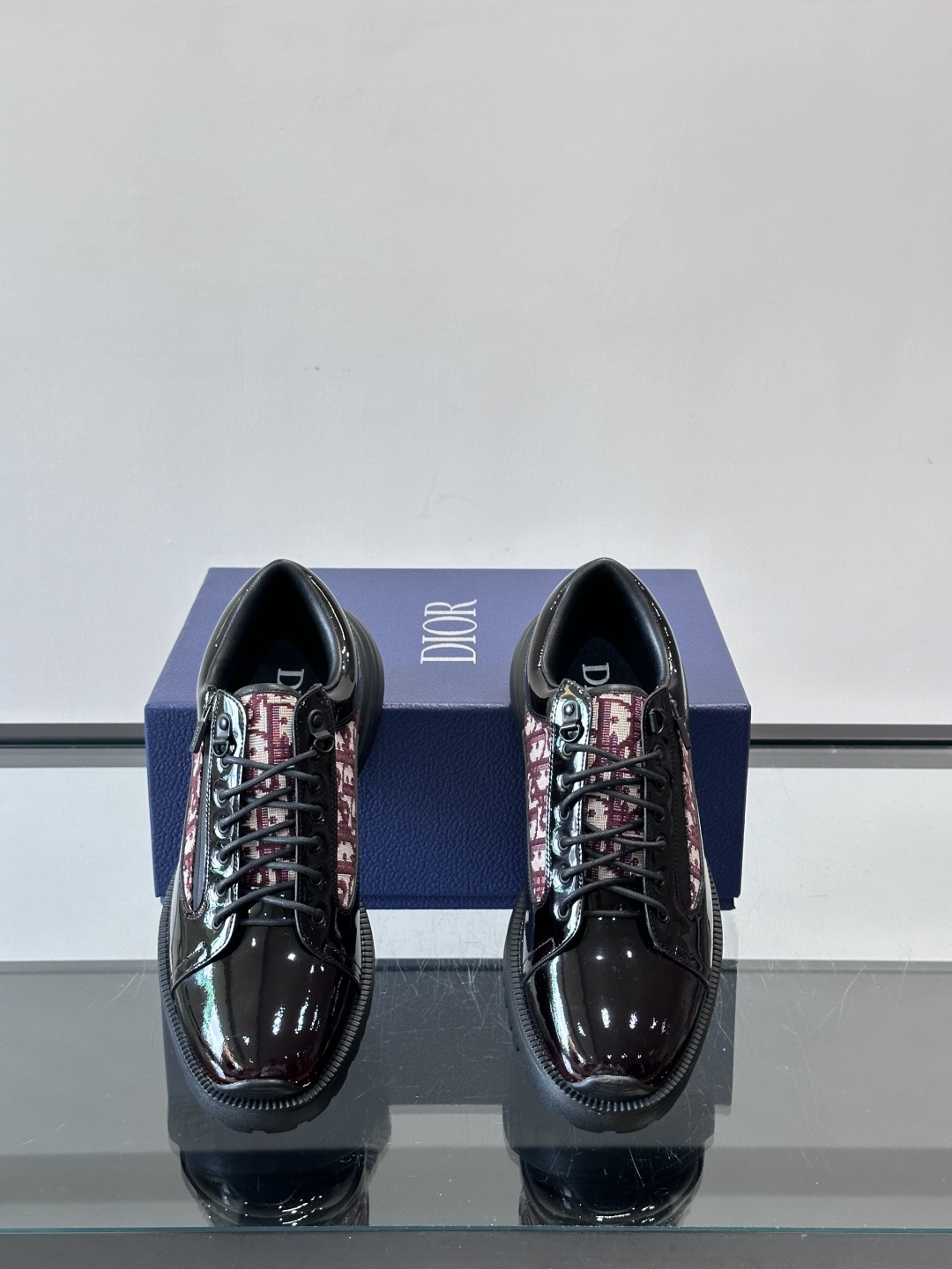 Dior Combat德比鞋迪奥Combat德比鞋，黑色小牛皮+Dior Oblique刺绣，辨识度超高