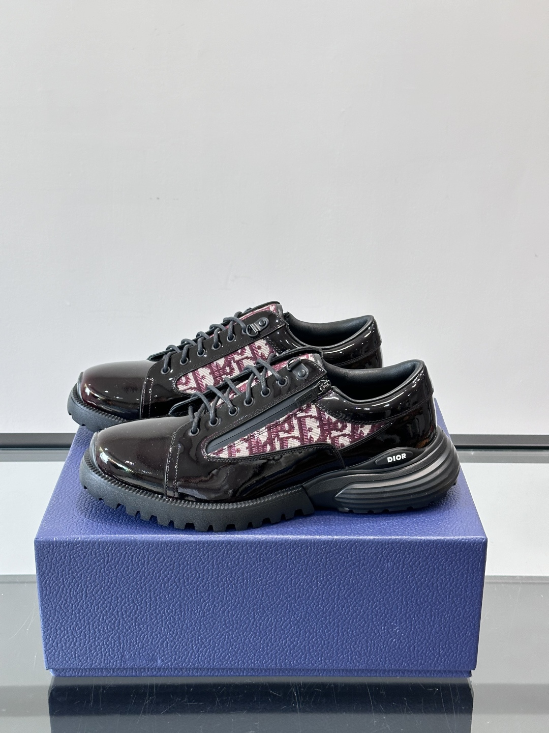 Dior Combat德比鞋迪奥Combat德比鞋，黑色小牛皮+Dior Oblique刺绣，辨识度超高