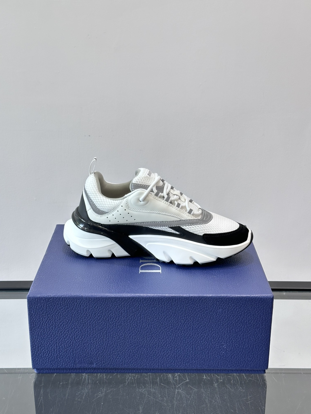 Dior B22复古慢跑鞋，灵感来自经典慢跑鞋，低帮厚底设计，牛皮革+网眼织物拼接，质感满分又透气。黑白