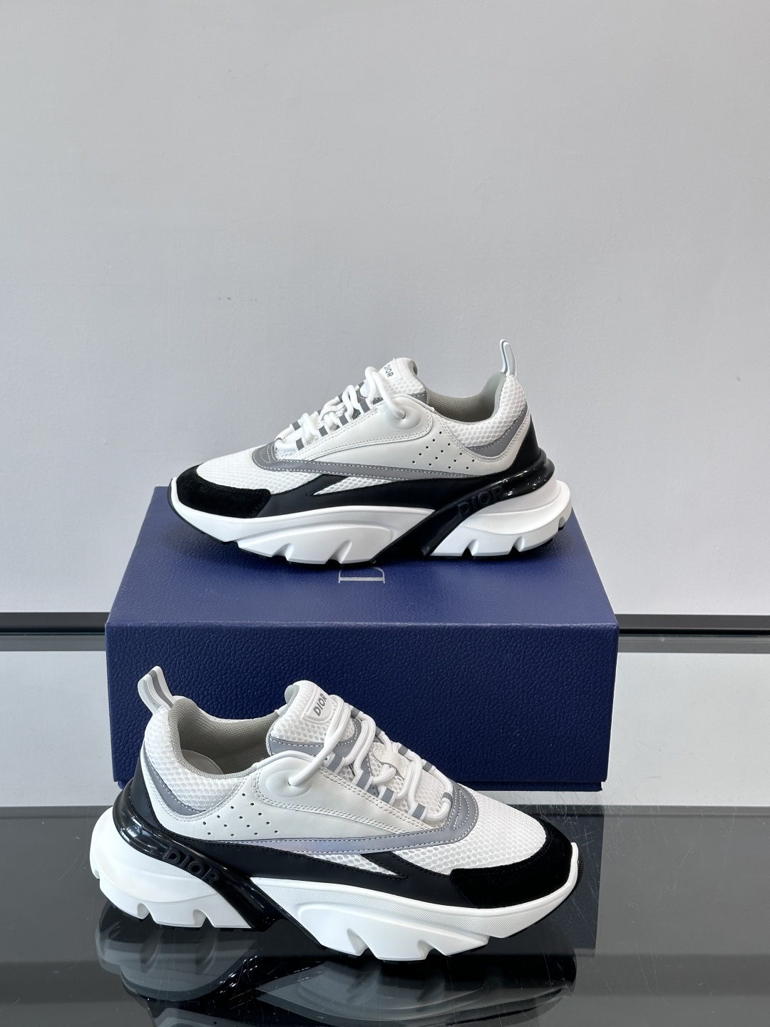 Dior B22复古慢跑鞋，灵感来自经典慢跑鞋，低帮厚底设计，牛皮革+网眼织物拼接，质感满分又透气。黑白