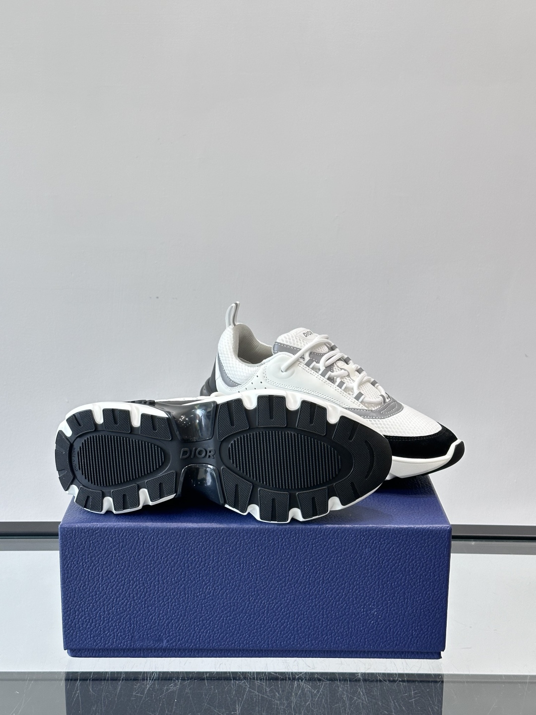 Dior B22复古慢跑鞋，灵感来自经典慢跑鞋，低帮厚底设计，牛皮革+网眼织物拼接，质感满分又透气。黑白