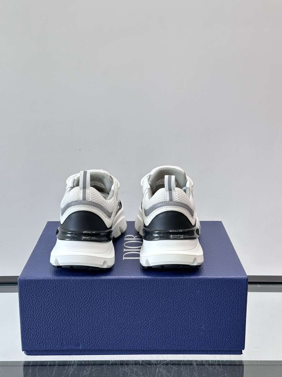 Dior B22复古慢跑鞋，灵感来自经典慢跑鞋，低帮厚底设计，牛皮革+网眼织物拼接，质感满分又透气。黑白