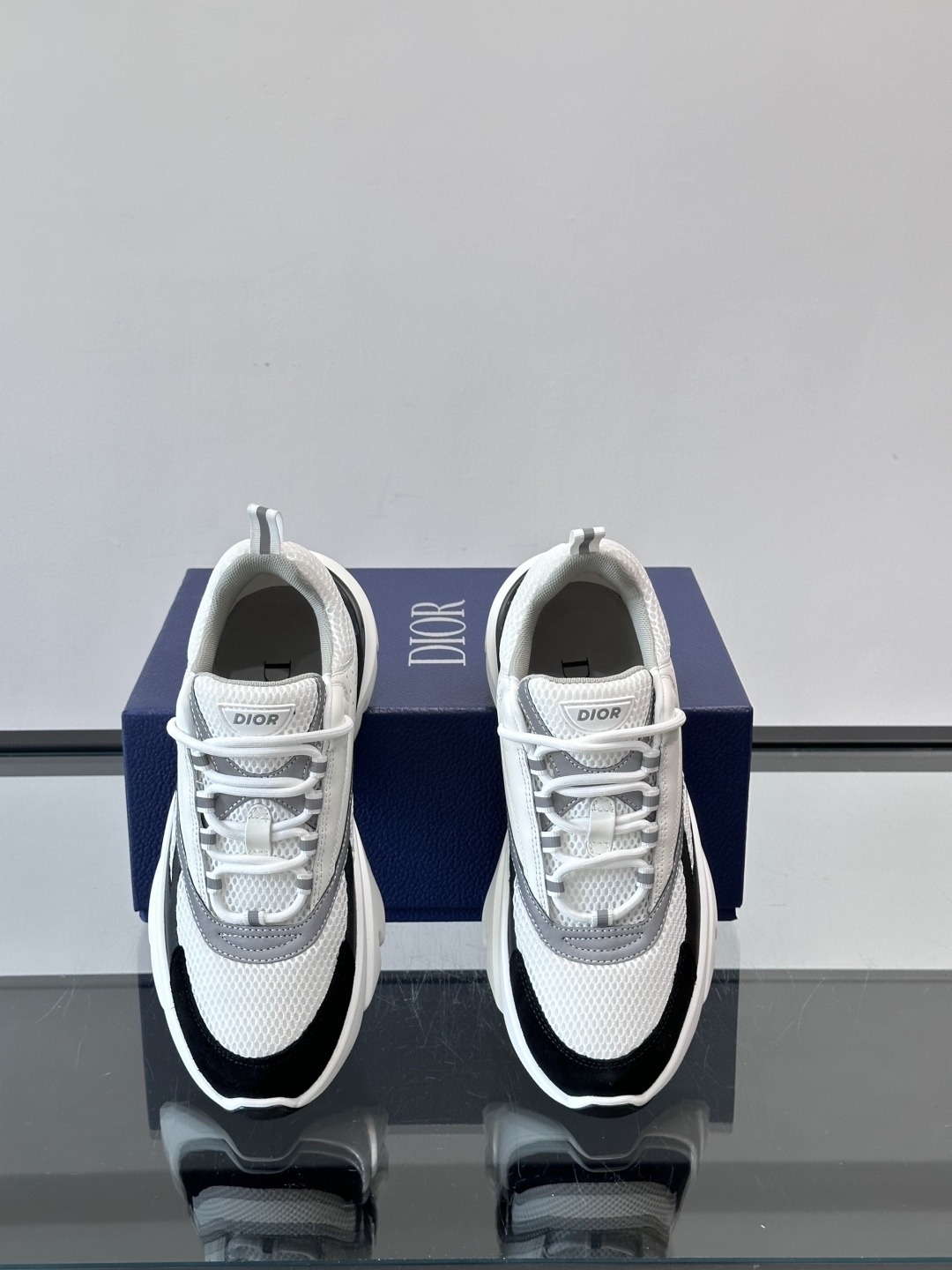 Dior B22复古慢跑鞋，灵感来自经典慢跑鞋，低帮厚底设计，牛皮革+网眼织物拼接，质感满分又透气。黑白