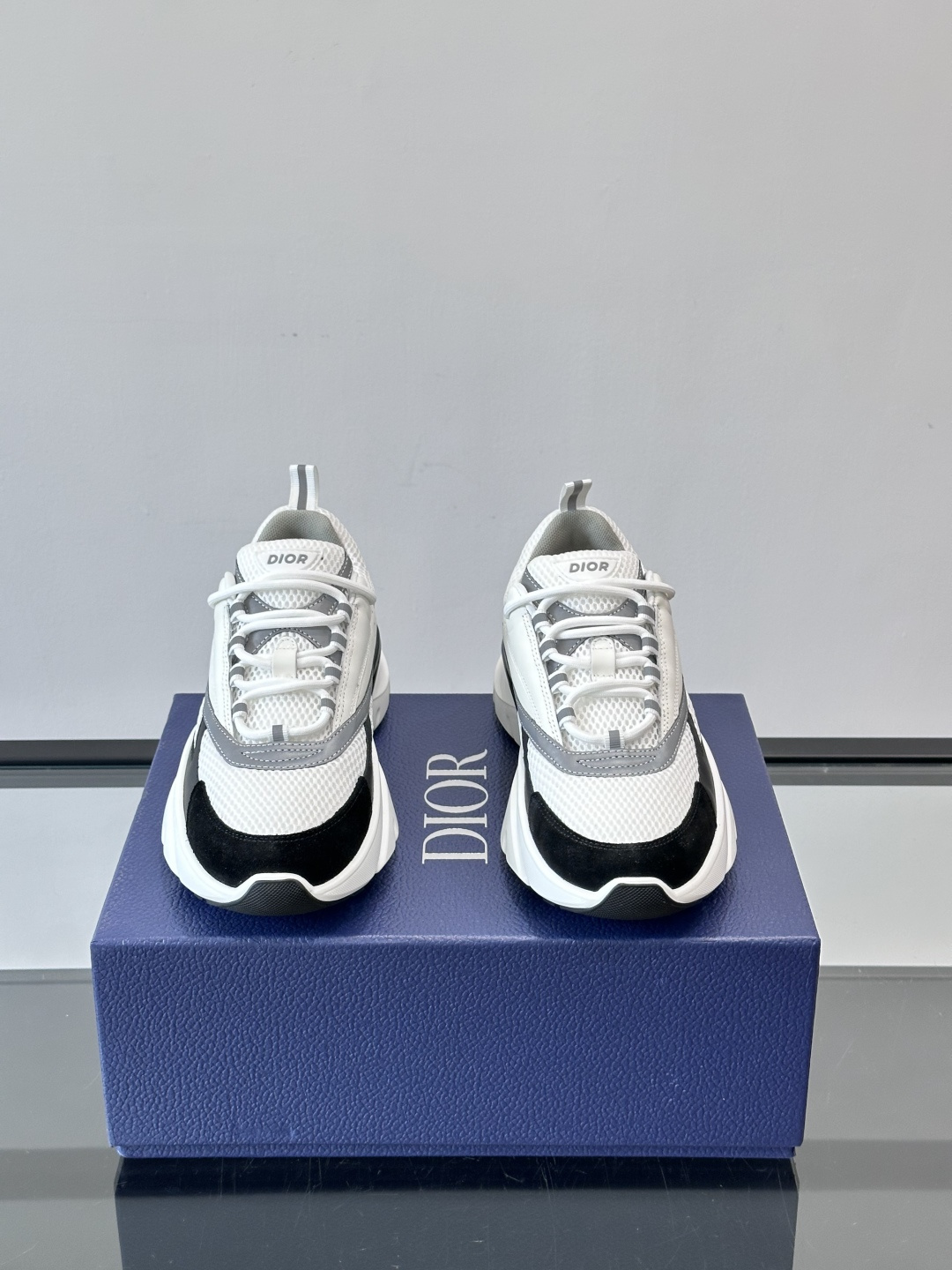 Dior B22复古慢跑鞋，灵感来自经典慢跑鞋，低帮厚底设计，牛皮革+网眼织物拼接，质感满分又透气。黑白