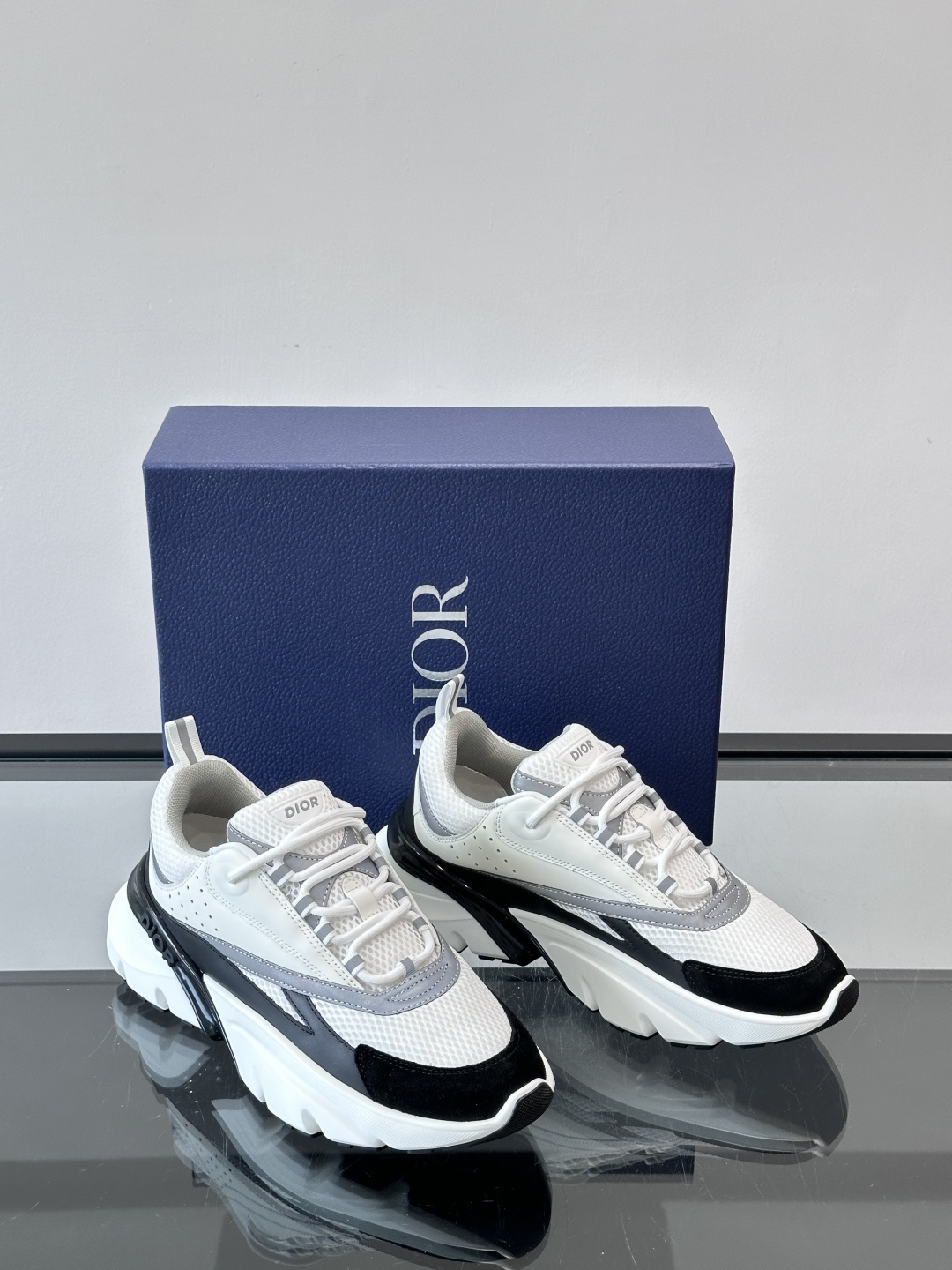 Dior B22复古慢跑鞋，灵感来自经典慢跑鞋，低帮厚底设计，牛皮革+网眼织物拼接，质感满分又透气。黑白