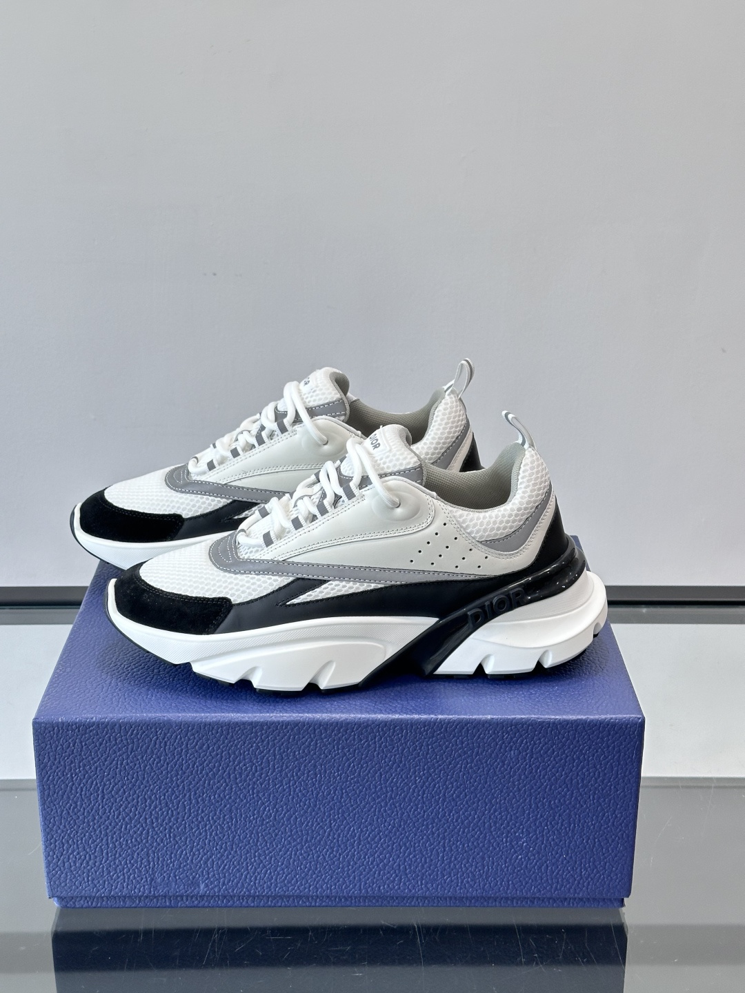 Dior B22复古慢跑鞋，灵感来自经典慢跑鞋，低帮厚底设计，牛皮革+网眼织物拼接，质感满分又透气。黑白
