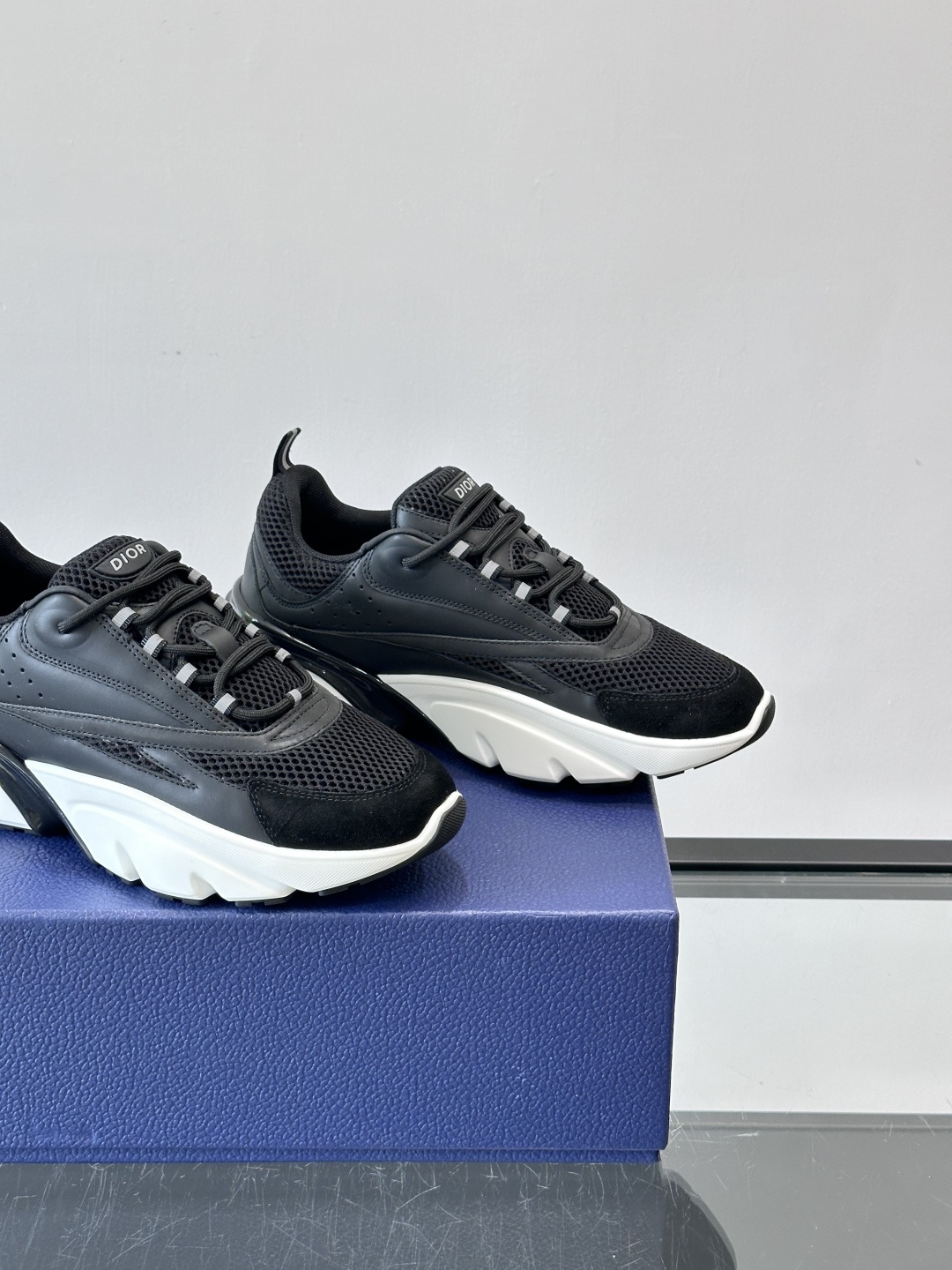 Dior B22复古慢跑鞋，灵感来自经典慢跑鞋，低帮厚底设计，牛皮革+网眼织物拼接，质感满分又透气。黑白