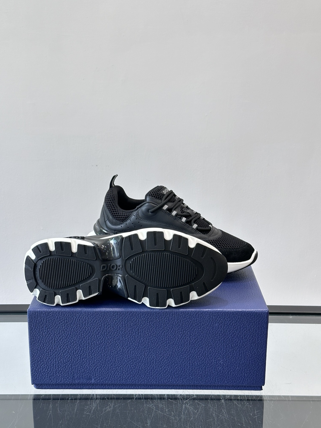 Dior B22复古慢跑鞋，灵感来自经典慢跑鞋，低帮厚底设计，牛皮革+网眼织物拼接，质感满分又透气。黑白