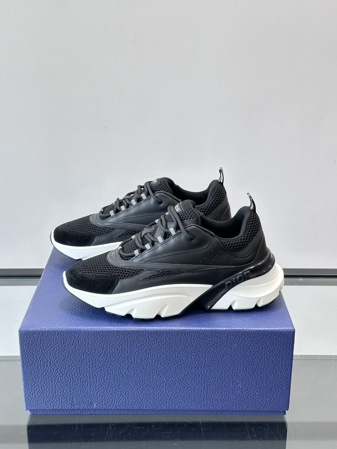 Dior B22复古慢跑鞋，灵感来自经典慢跑鞋，低帮厚底设计，牛皮革+网眼织物拼接，质感满分又透气。黑白