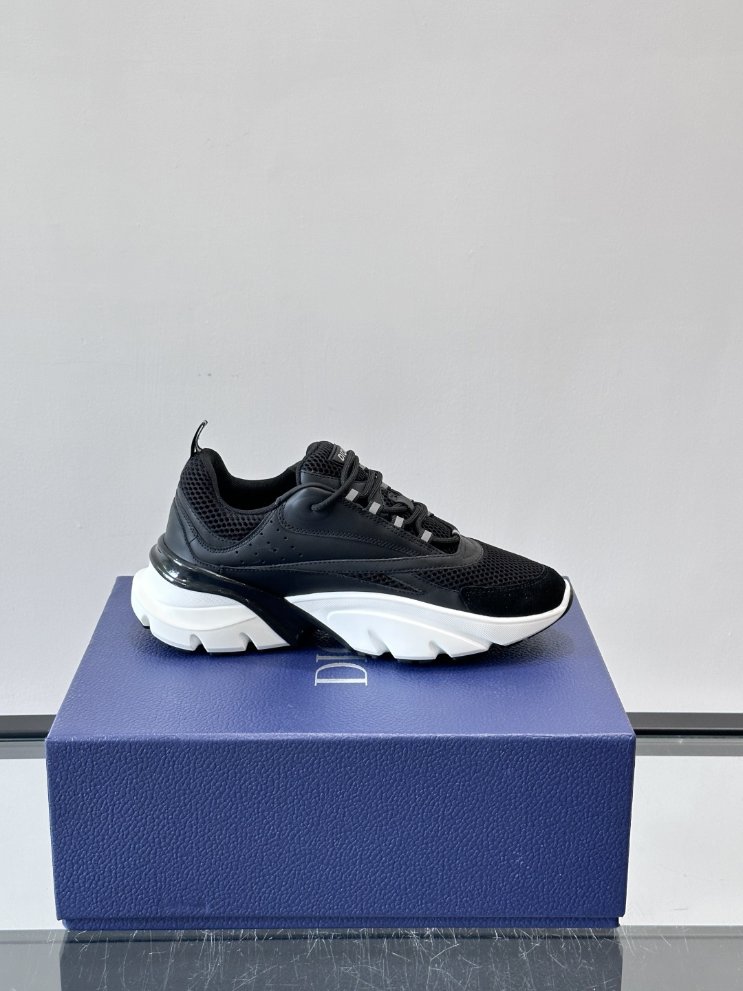 Dior B22复古慢跑鞋，灵感来自经典慢跑鞋，低帮厚底设计，牛皮革+网眼织物拼接，质感满分又透气。黑白