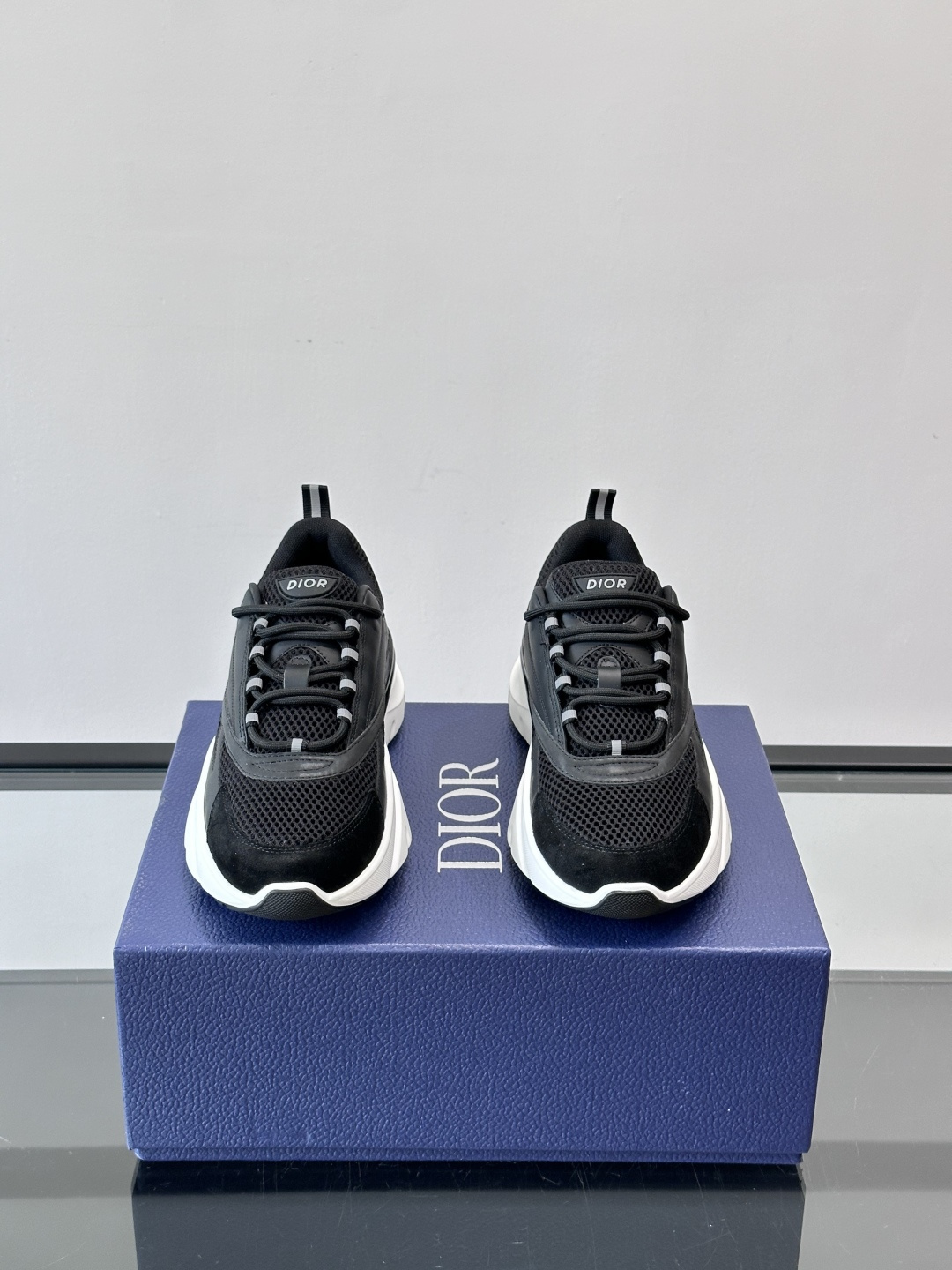 Dior B22复古慢跑鞋，灵感来自经典慢跑鞋，低帮厚底设计，牛皮革+网眼织物拼接，质感满分又透气。黑白