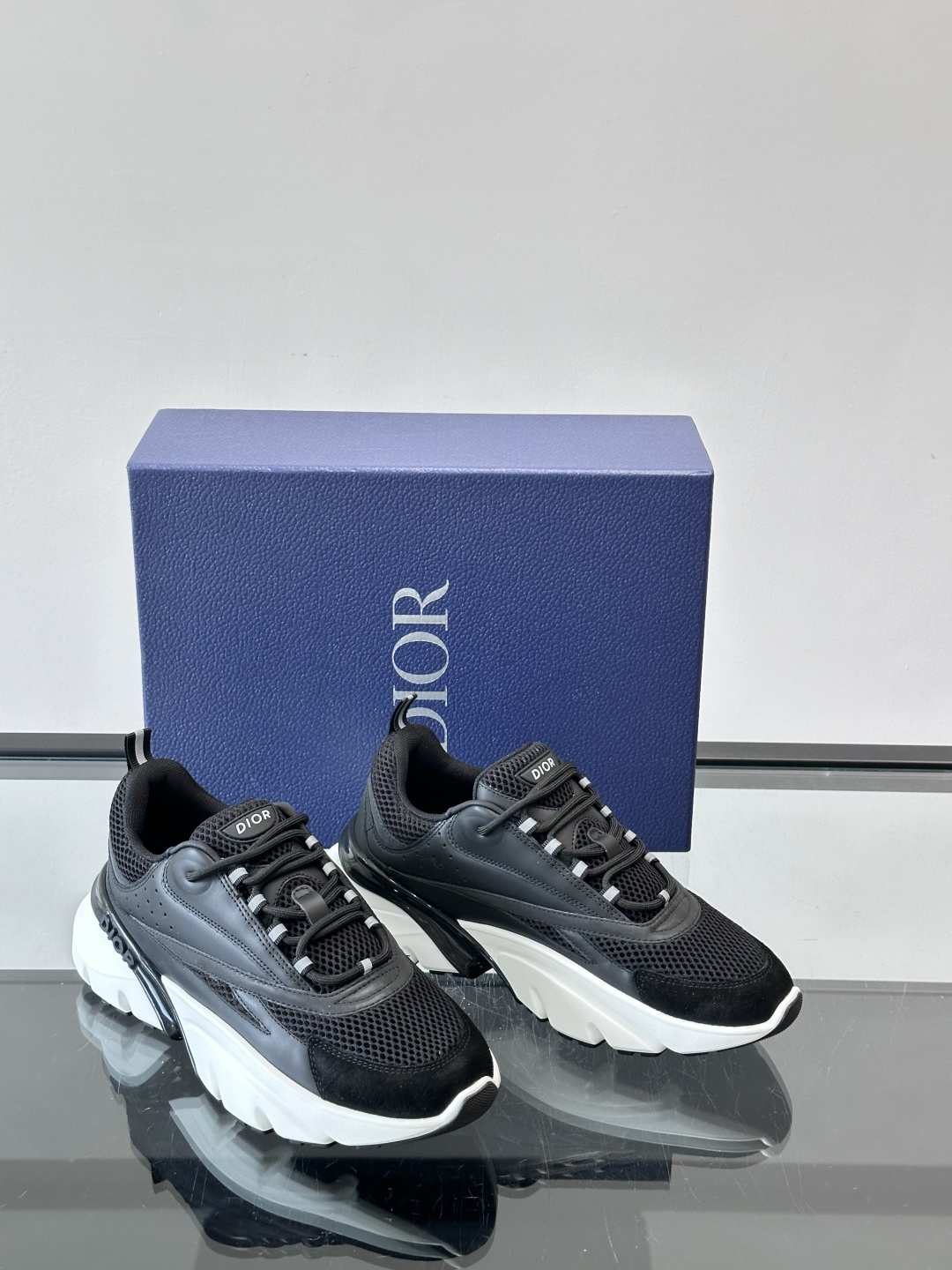 Dior B22复古慢跑鞋，灵感来自经典慢跑鞋，低帮厚底设计，牛皮革+网眼织物拼接，质感满分又透气。黑白