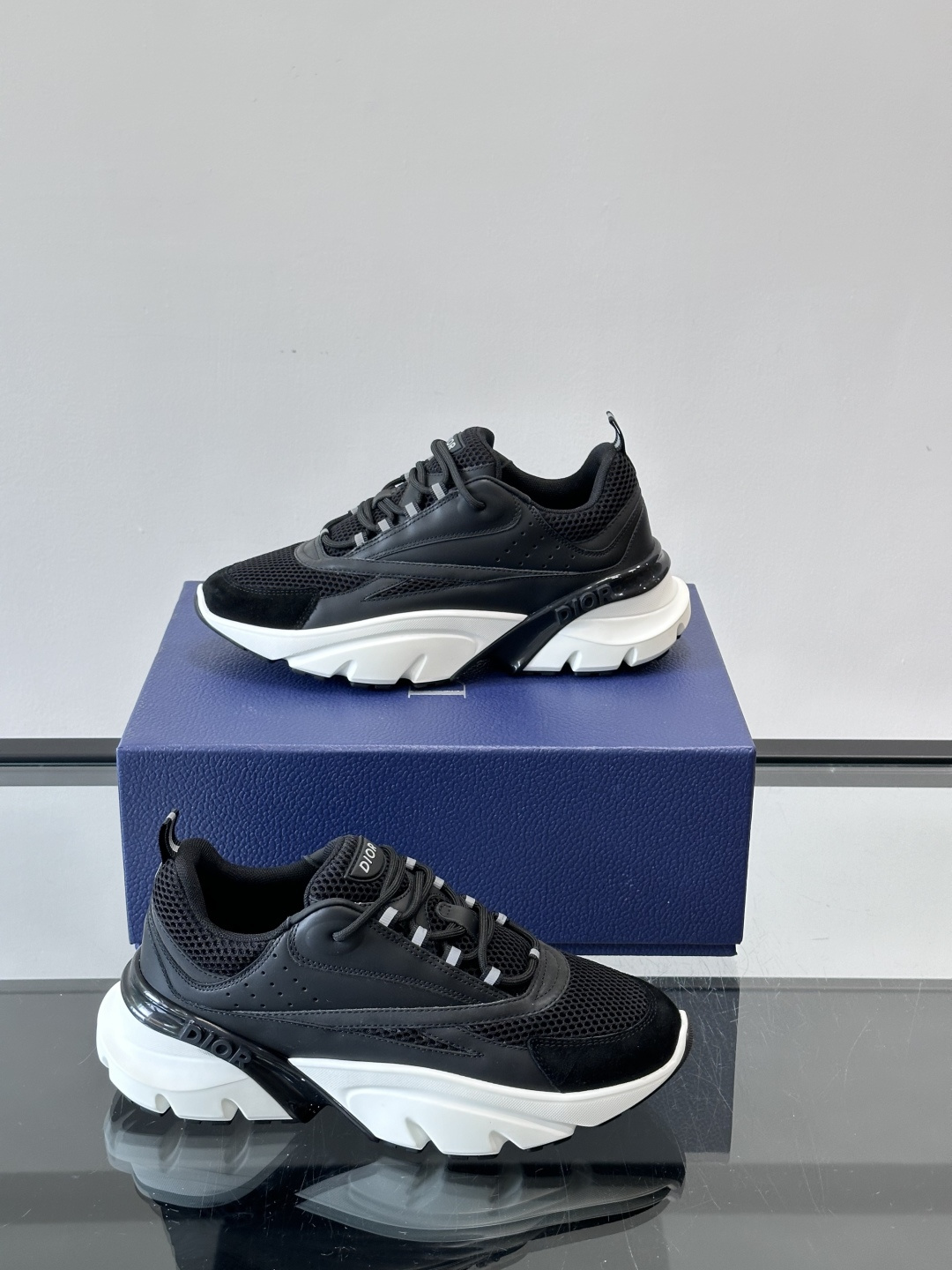 Dior B22复古慢跑鞋，灵感来自经典慢跑鞋，低帮厚底设计，牛皮革+网眼织物拼接，质感满分又透气。黑白