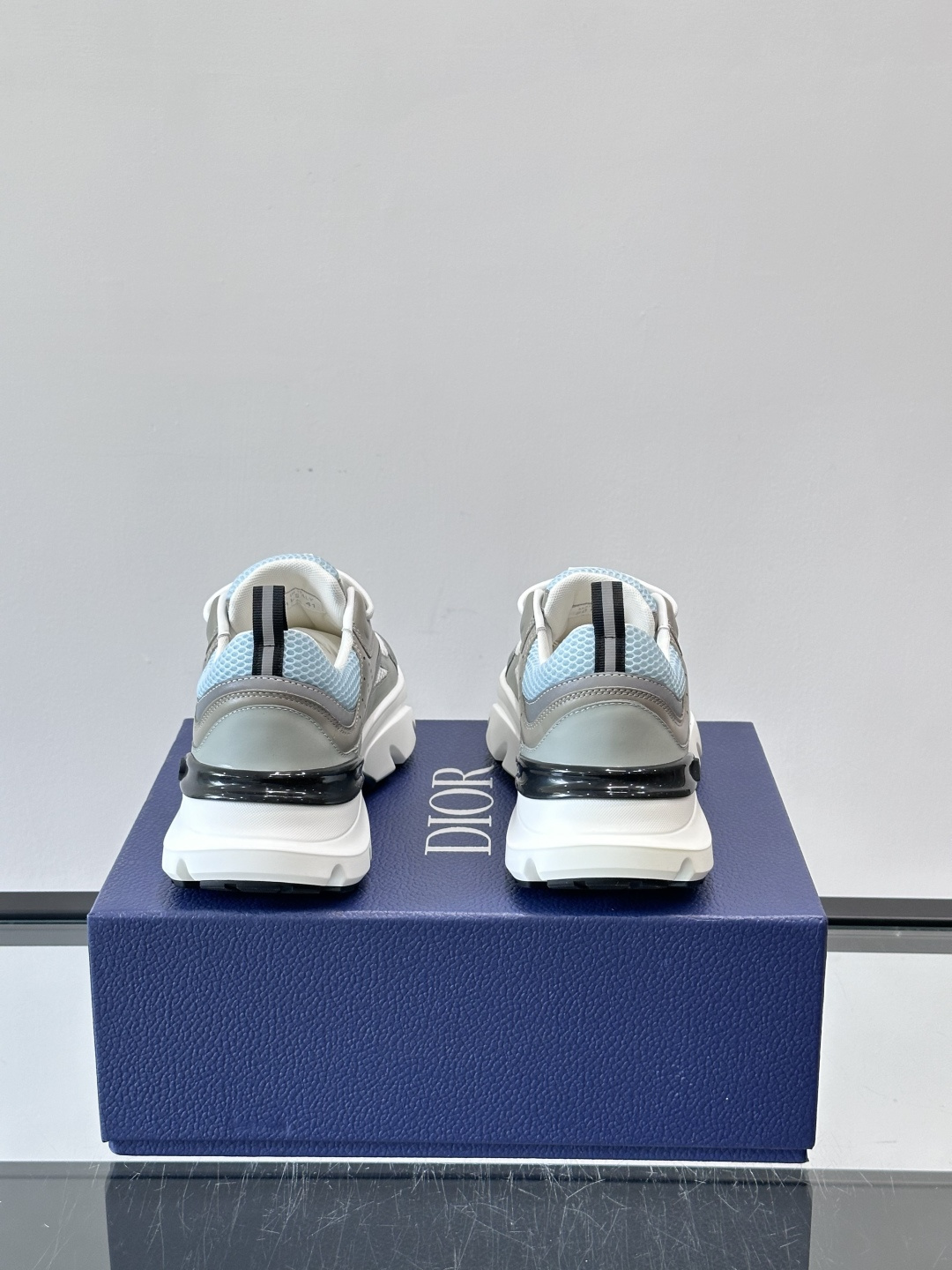 Dior B22复古慢跑鞋，灵感来自经典慢跑鞋，低帮厚底设计，牛皮革+网眼织物拼接，质感满分又透气。黑白