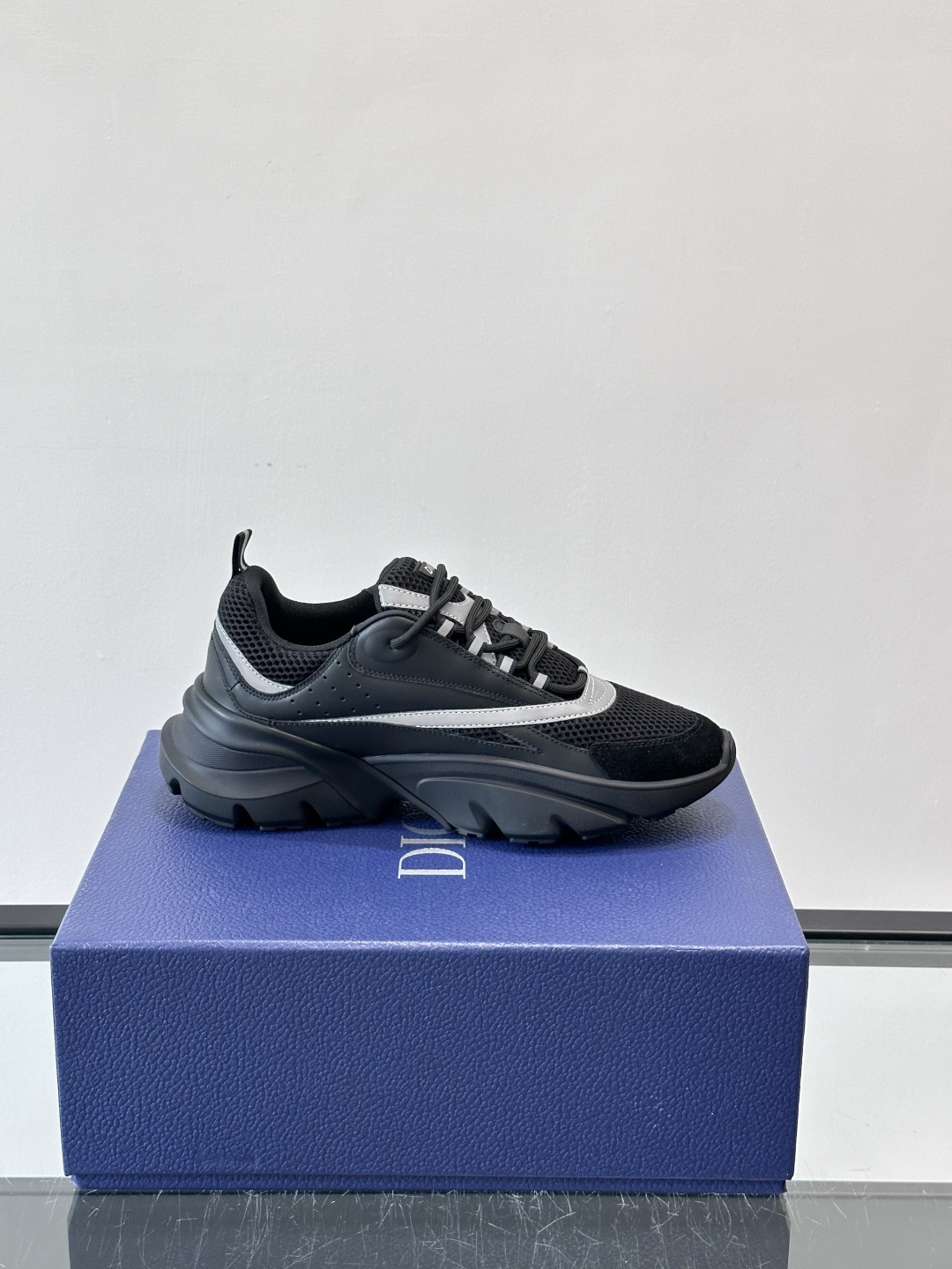 Dior B22复古慢跑鞋，灵感来自经典慢跑鞋，低帮厚底设计，牛皮革+网眼织物拼接，质感满分又透气。黑白