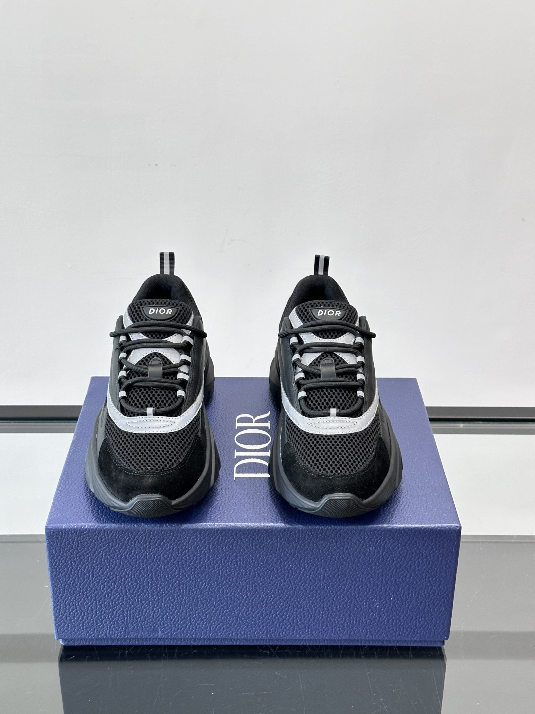 Dior B22复古慢跑鞋，灵感来自经典慢跑鞋，低帮厚底设计，牛皮革+网眼织物拼接，质感满分又透气。黑白