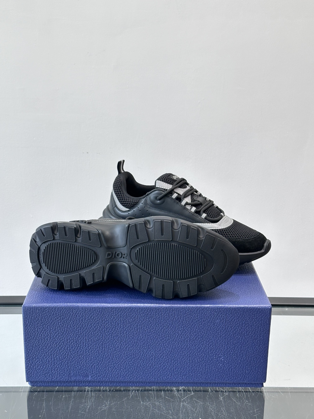 Dior B22复古慢跑鞋，灵感来自经典慢跑鞋，低帮厚底设计，牛皮革+网眼织物拼接，质感满分又透气。黑白