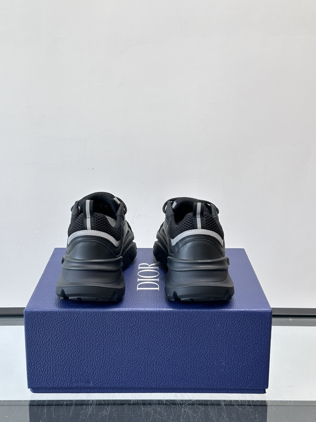 Dior B22复古慢跑鞋，灵感来自经典慢跑鞋，低帮厚底设计，牛皮革+网眼织物拼接，质感满分又透气。黑白