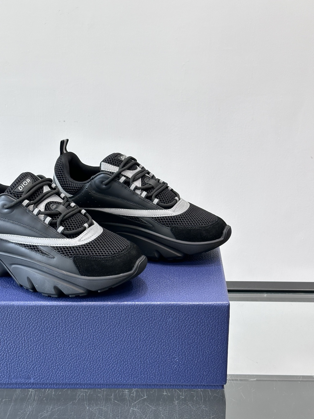 Dior B22复古慢跑鞋，灵感来自经典慢跑鞋，低帮厚底设计，牛皮革+网眼织物拼接，质感满分又透气。黑白