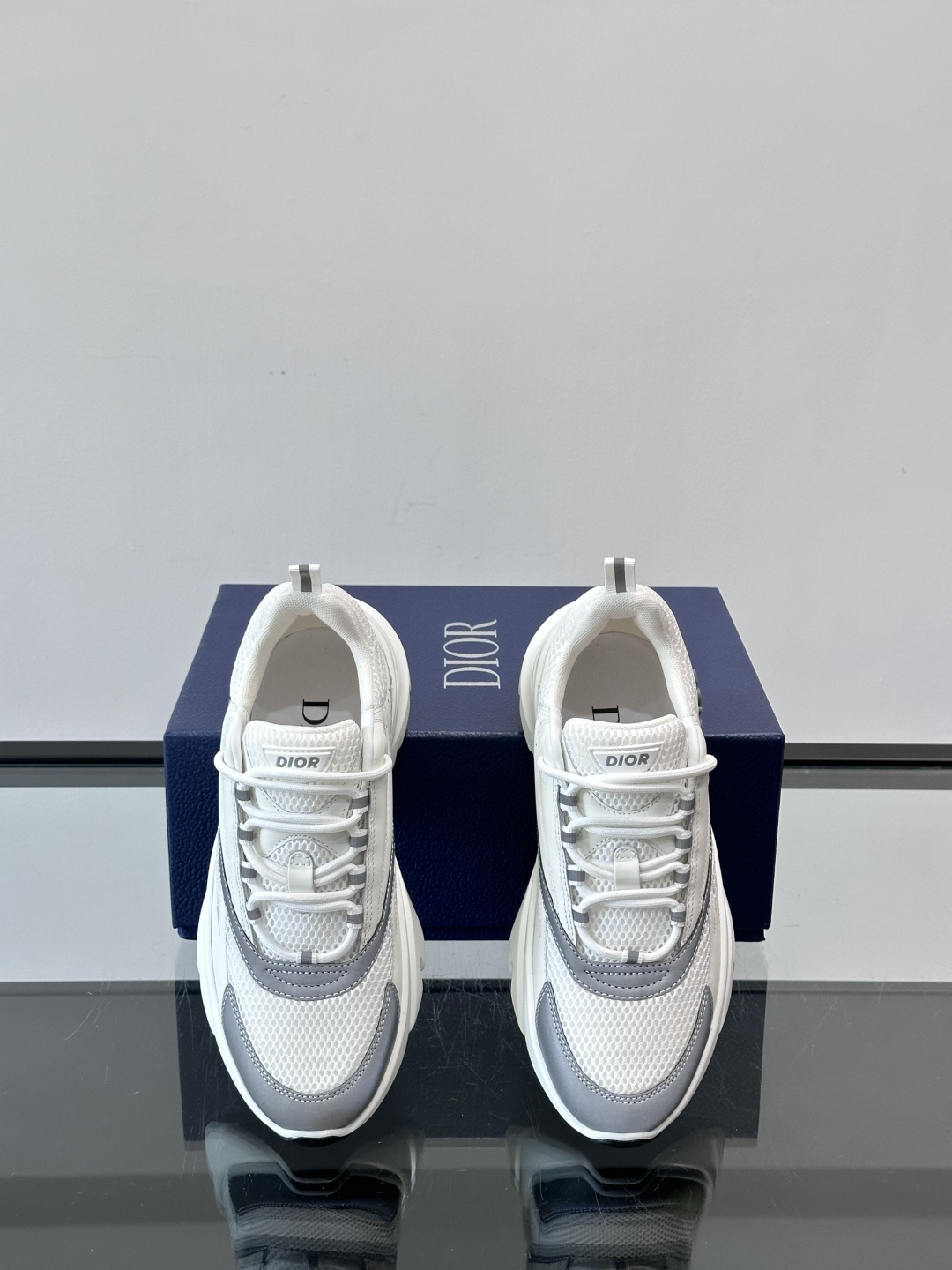 Dior B22复古慢跑鞋，灵感来自经典慢跑鞋，低帮厚底设计，牛皮革+网眼织物拼接，质感满分又透气。黑白