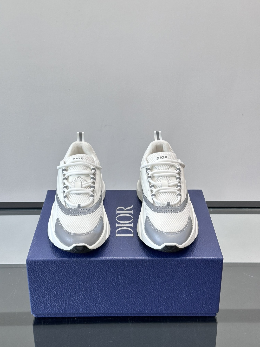 Dior B22复古慢跑鞋，灵感来自经典慢跑鞋，低帮厚底设计，牛皮革+网眼织物拼接，质感满分又透气。黑白