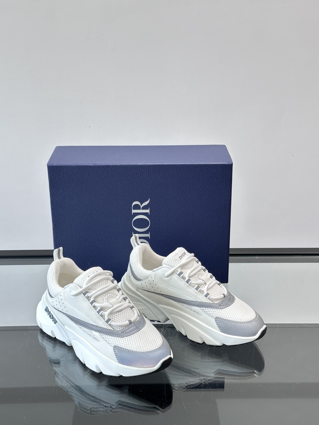 Dior B22复古慢跑鞋，灵感来自经典慢跑鞋，低帮厚底设计，牛皮革+网眼织物拼接，质感满分又透气。黑白