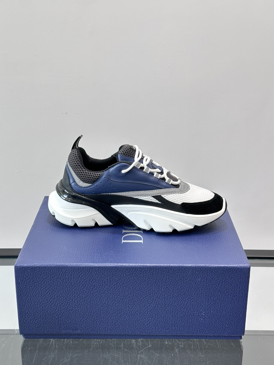 Dior B22复古慢跑鞋，灵感来自经典慢跑鞋，低帮厚底设计，牛皮革+网眼织物拼接，质感满分又透气。黑白