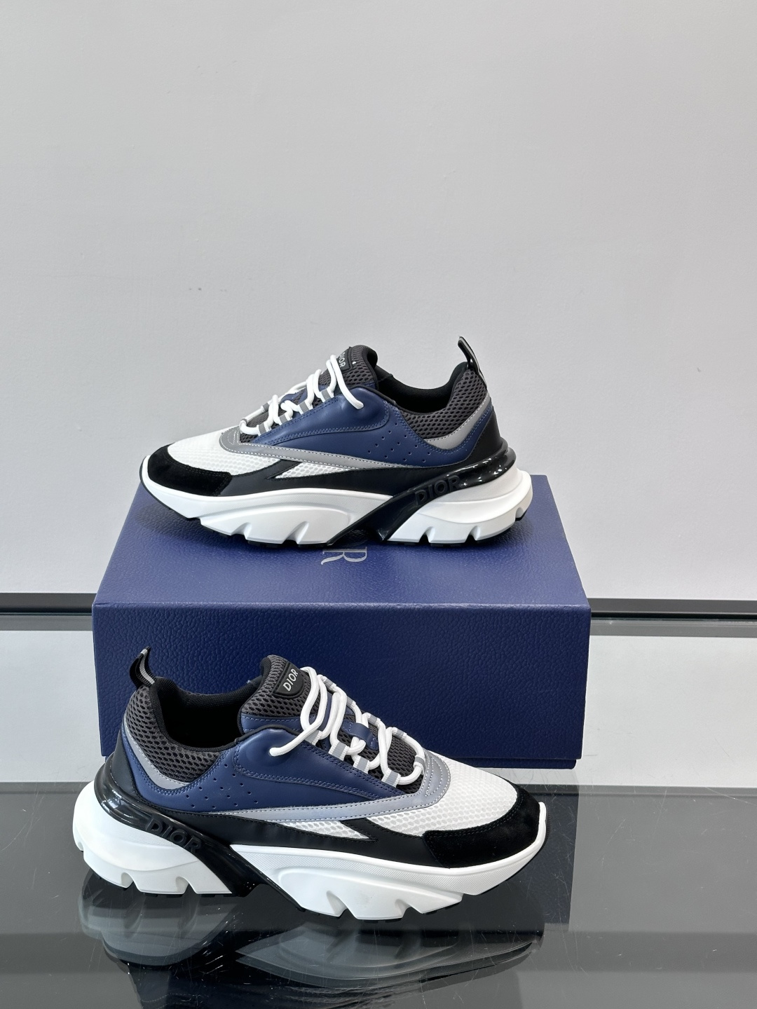 Dior B22复古慢跑鞋，灵感来自经典慢跑鞋，低帮厚底设计，牛皮革+网眼织物拼接，质感满分又透气。黑白