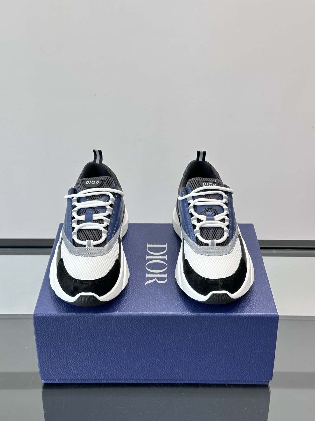 Dior B22复古慢跑鞋，灵感来自经典慢跑鞋，低帮厚底设计，牛皮革+网眼织物拼接，质感满分又透气。黑白