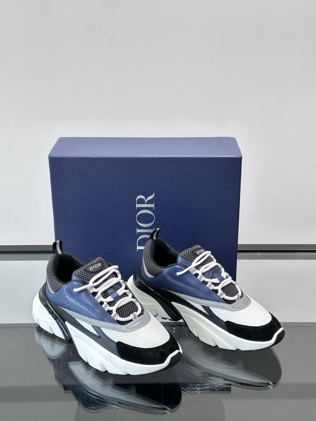 Dior B22复古慢跑鞋，灵感来自经典慢跑鞋，低帮厚底设计，牛皮革+网眼织物拼接，质感满分又透气。黑白