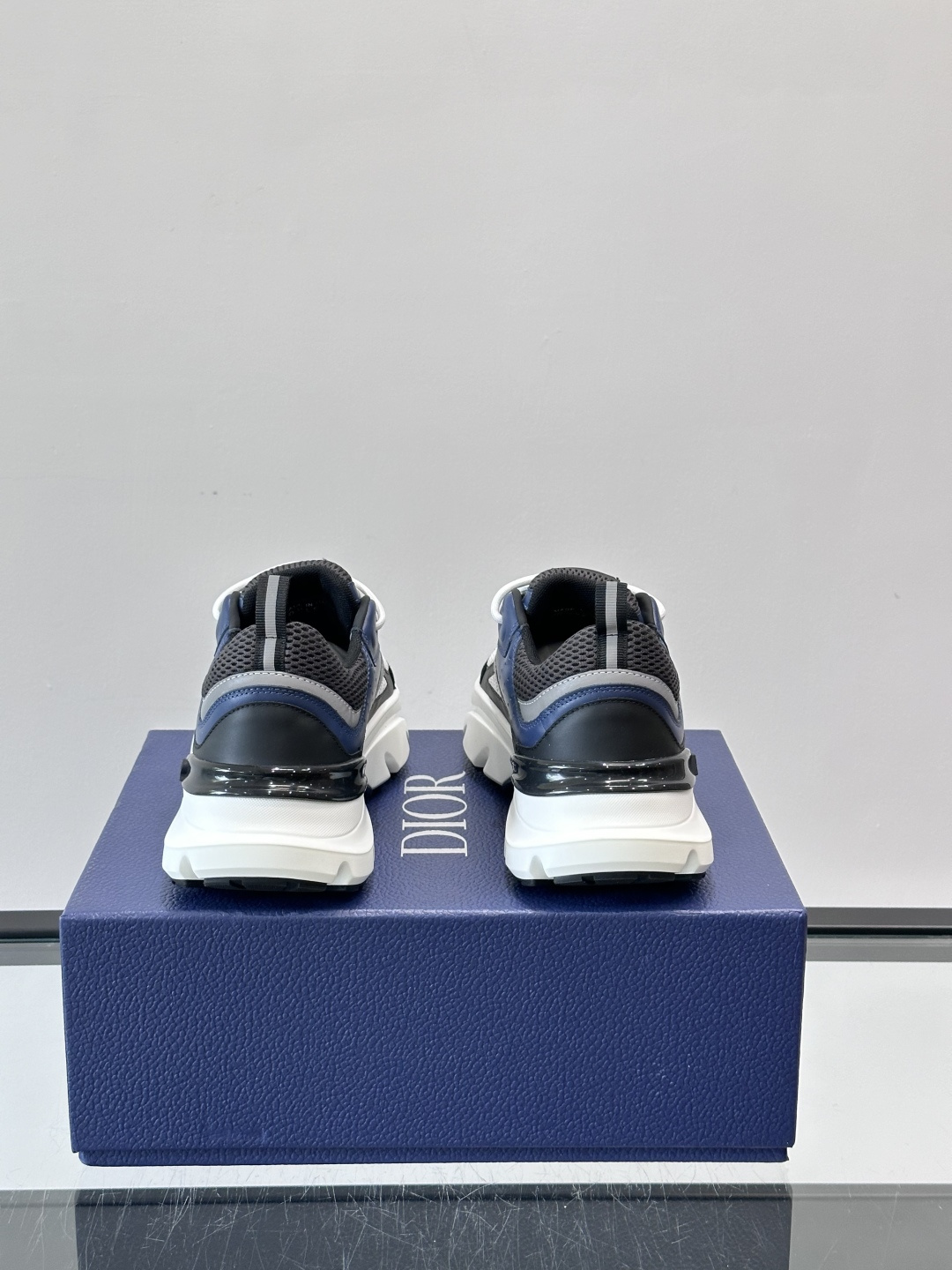 Dior B22复古慢跑鞋，灵感来自经典慢跑鞋，低帮厚底设计，牛皮革+网眼织物拼接，质感满分又透气。黑白