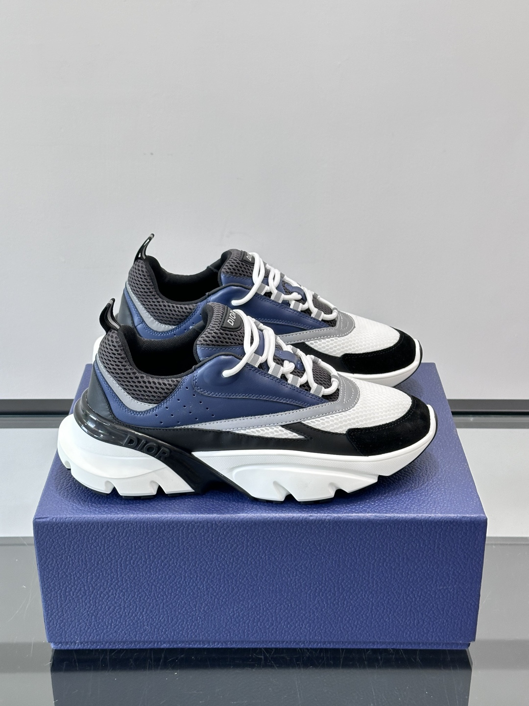 Dior B22复古慢跑鞋，灵感来自经典慢跑鞋，低帮厚底设计，牛皮革+网眼织物拼接，质感满分又透气。黑白