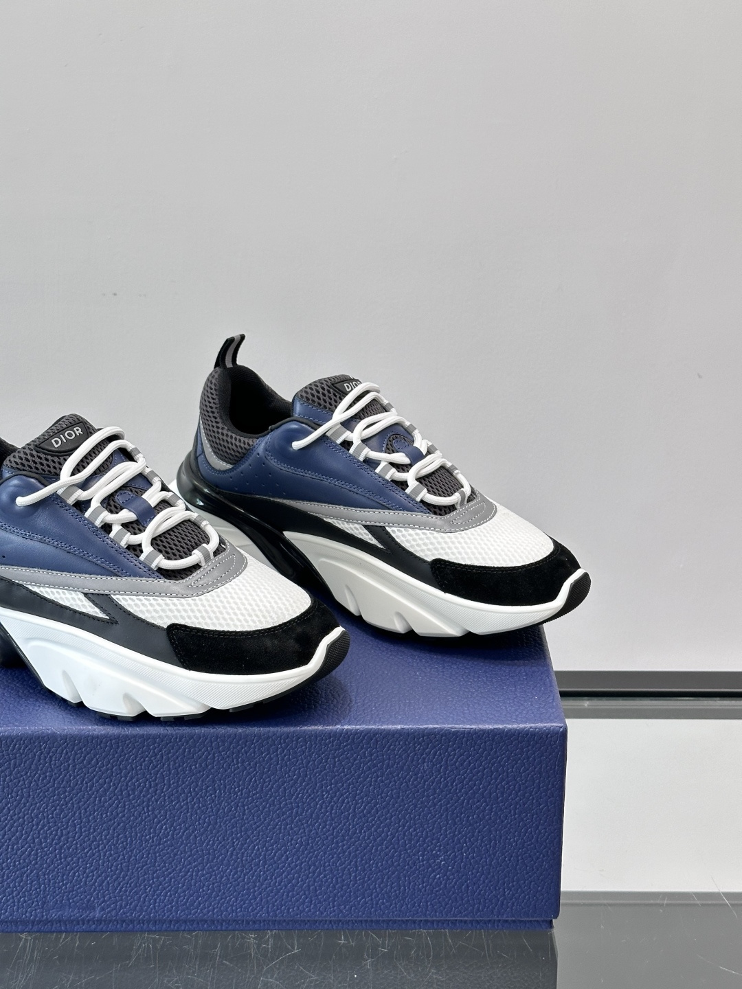 Dior B22复古慢跑鞋，灵感来自经典慢跑鞋，低帮厚底设计，牛皮革+网眼织物拼接，质感满分又透气。黑白