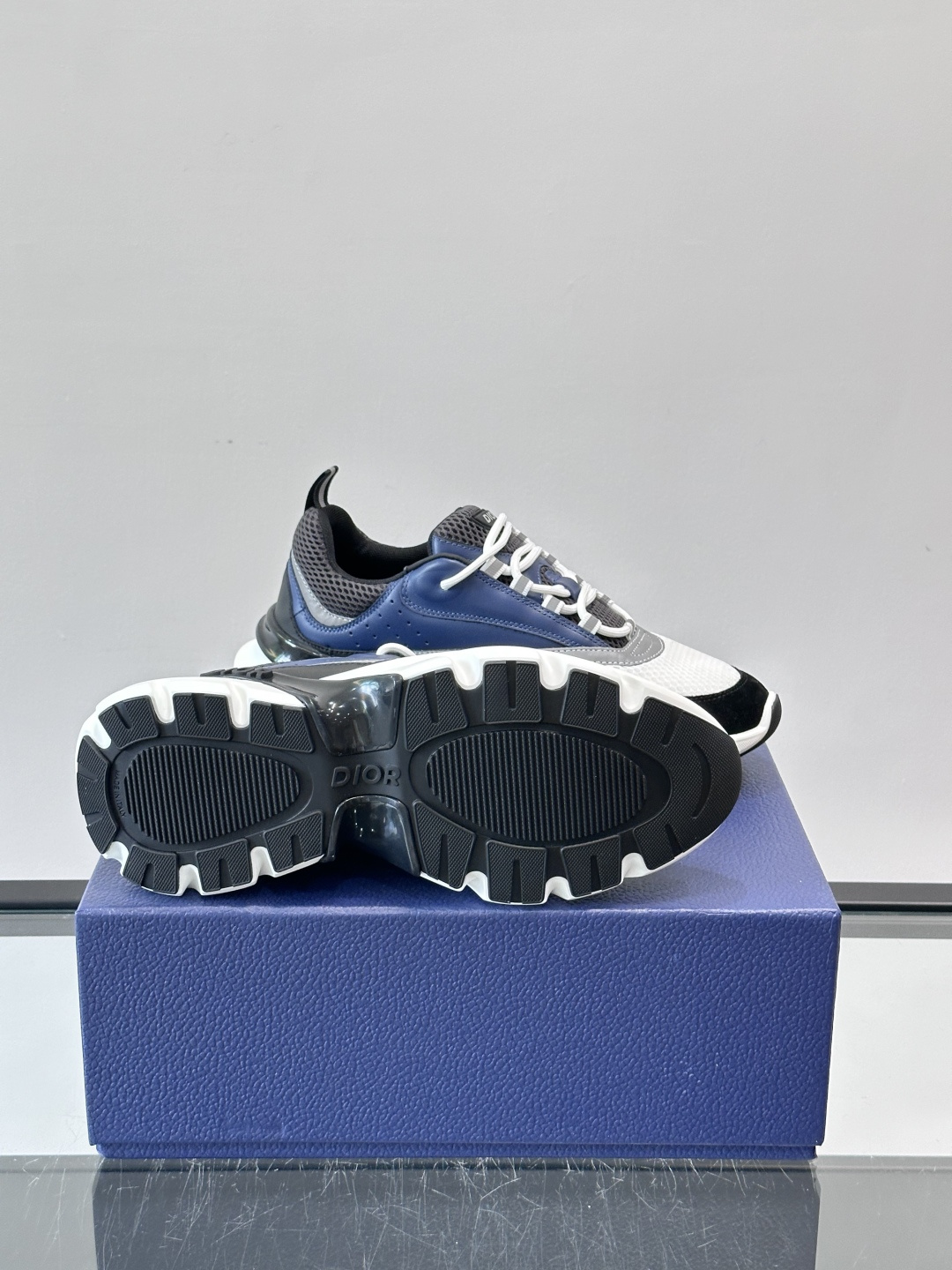Dior B22复古慢跑鞋，灵感来自经典慢跑鞋，低帮厚底设计，牛皮革+网眼织物拼接，质感满分又透气。黑白