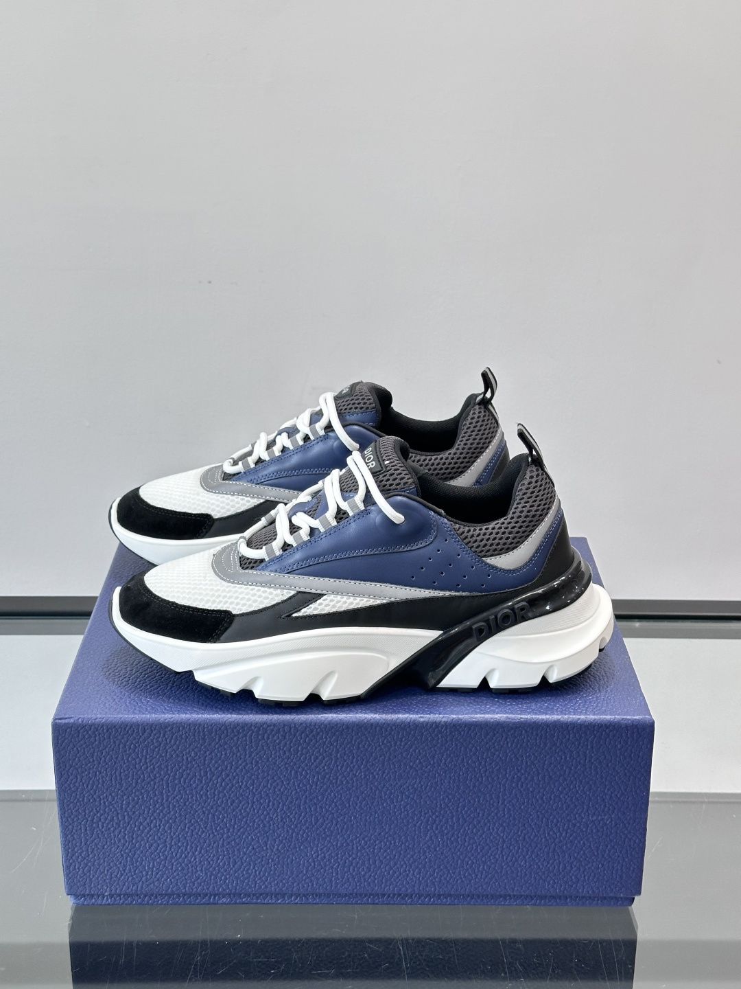Dior B22复古慢跑鞋，灵感来自经典慢跑鞋，低帮厚底设计，牛皮革+网眼织物拼接，质感满分又透气。黑白