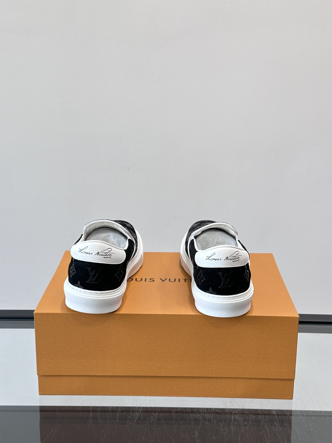 LV 男士一蹬休闲鞋，低调老花图案，搭配白色橡胶鞋底，简约又高级‘。弹力松紧设计，穿脱超方便，鞋面采用麂