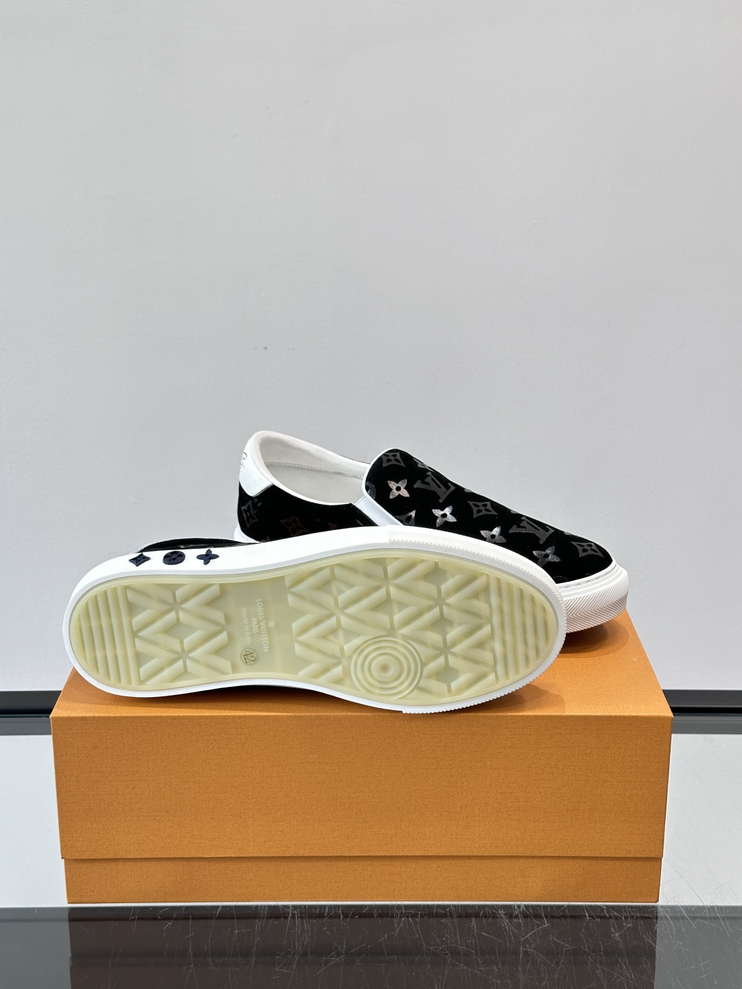 LV 男士一蹬休闲鞋，低调老花图案，搭配白色橡胶鞋底，简约又高级‘。弹力松紧设计，穿脱超方便，鞋面采用麂